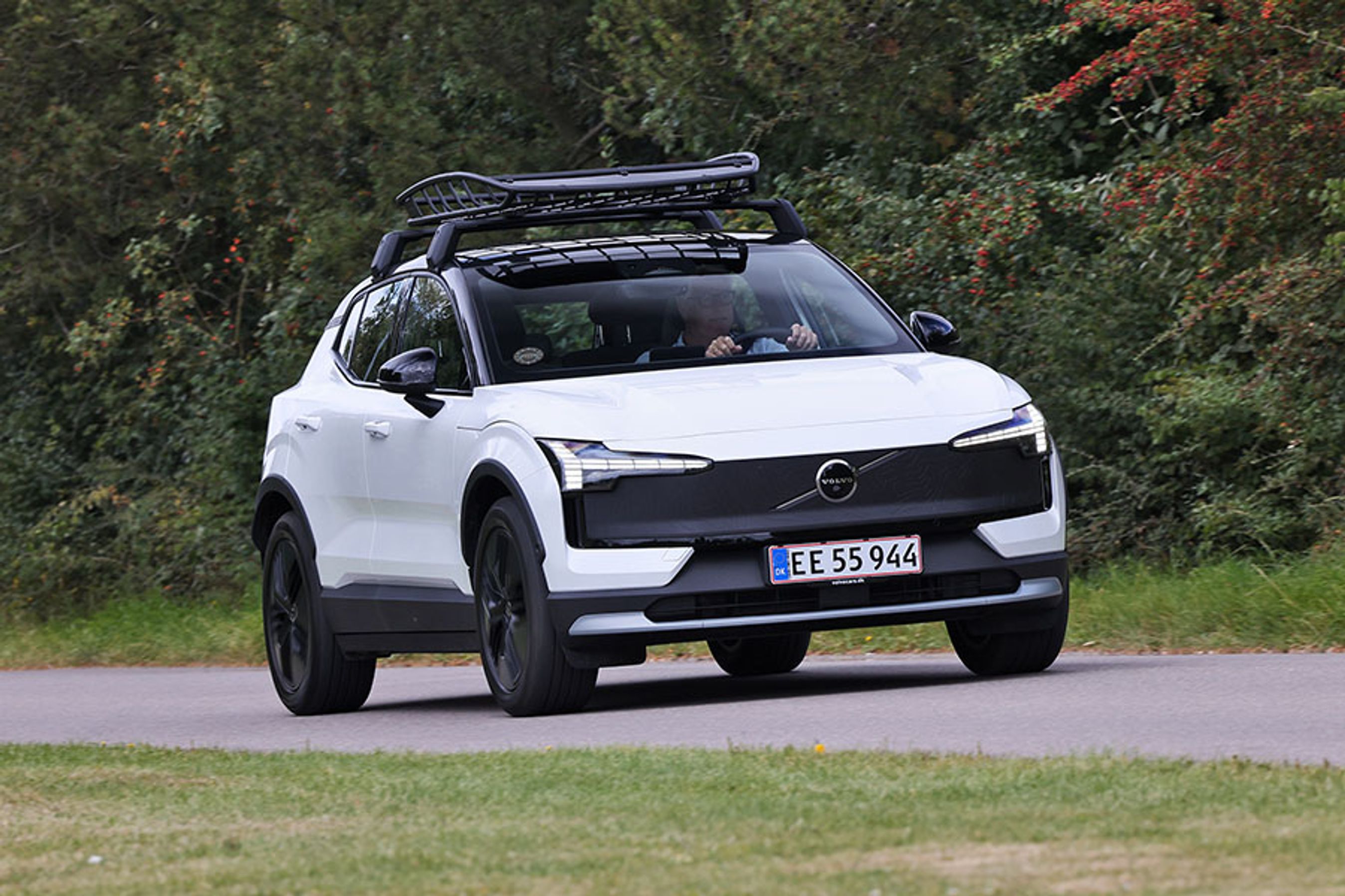 Cross Country-udgaven af Volvo EX30 har fået et lidt mere grovkornet udseende med en let forhøjet undervogn og det sorte panel i fronten. Bilen har altid firehjulstræk og fås kun i én udgave til 365.900 kr.