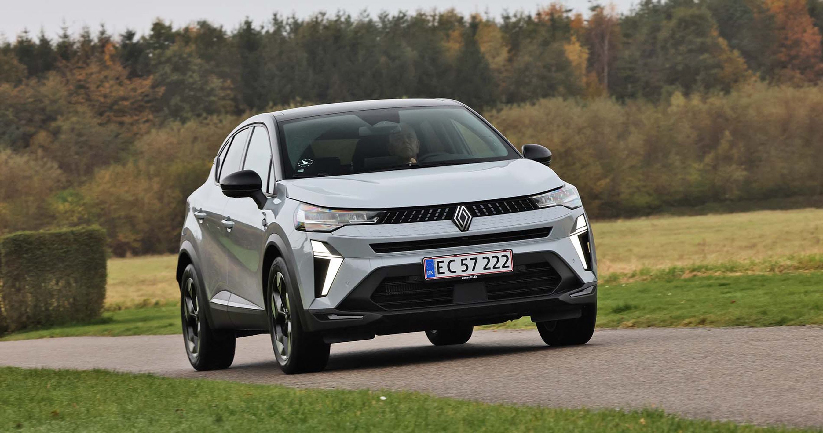Renault Captur kører på landevej med træer i baggrunden