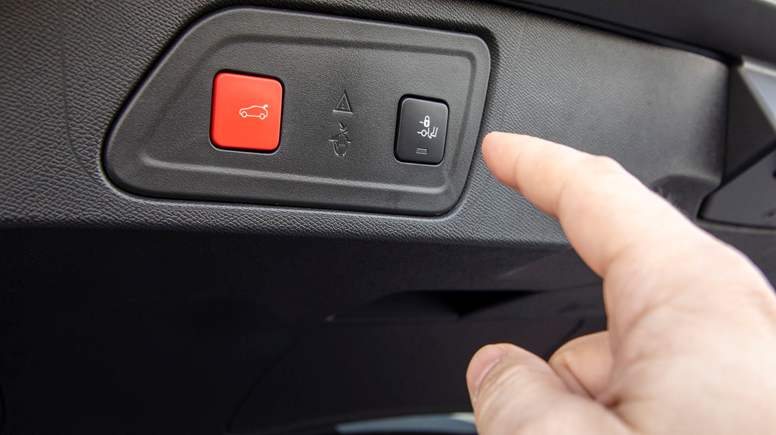 I denne udstyrsvariant – Shine Sport – er elektrisk bagklap standard. Den kan endda åbnes blot ved at vippe foden ind under bagenden af bilen.