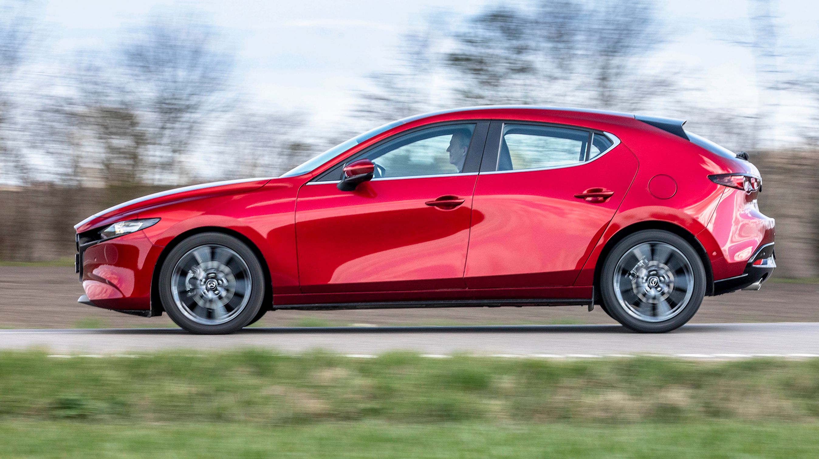 Mazda 3 har fået et forrygende flot design i denne nye generation, der dukker op både som denne femdørs hatchback og som firedørs sedan.