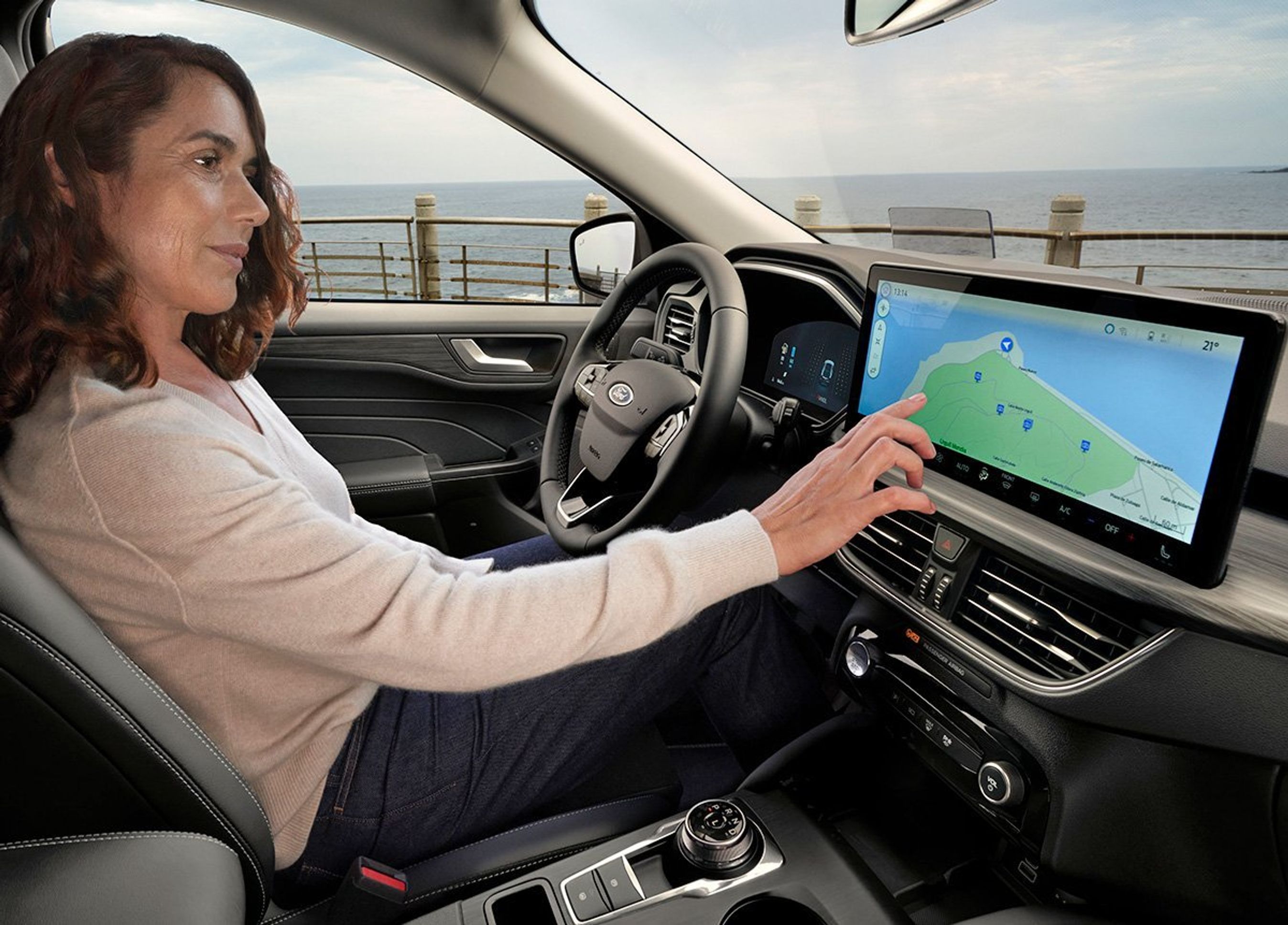 Kvinde med stor skærm i Kuga.