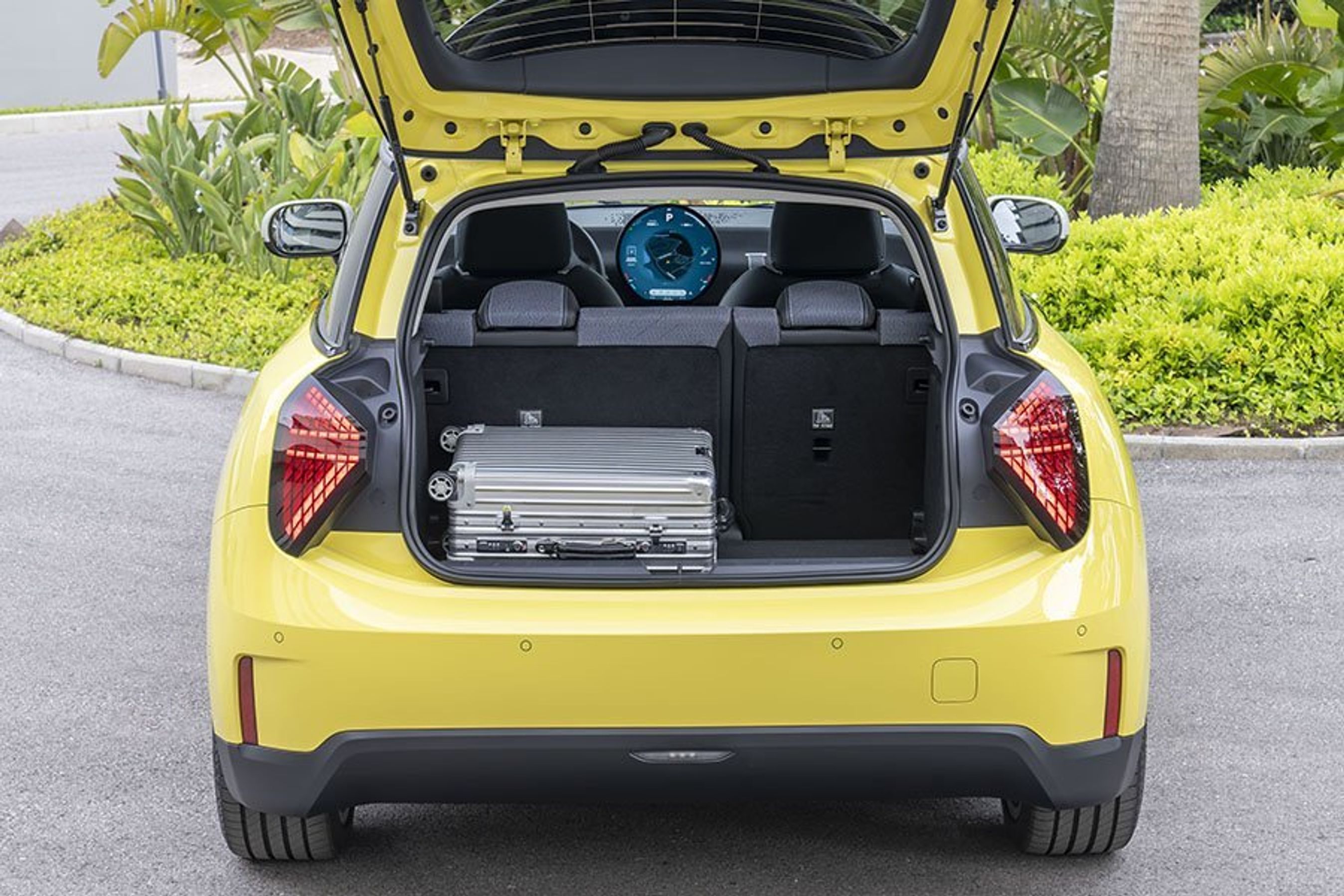 Bagagerum med sølvfarvet taske i en Mini Cooper.