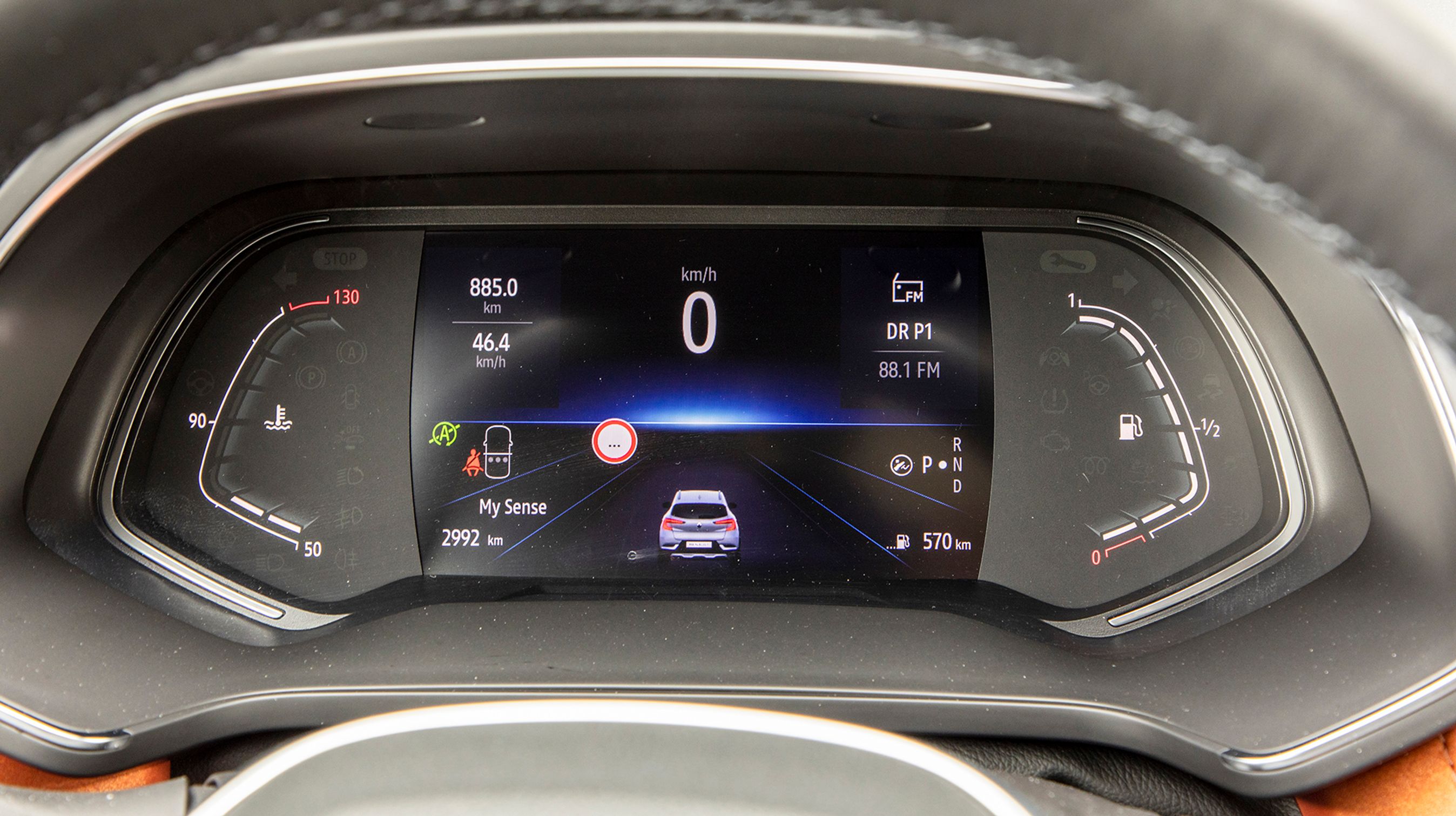 Det lille cockpit er flot og let at aflæse. Yderst er der visning af benzintank og kølevandstemperatur med mere traditionelle målere.