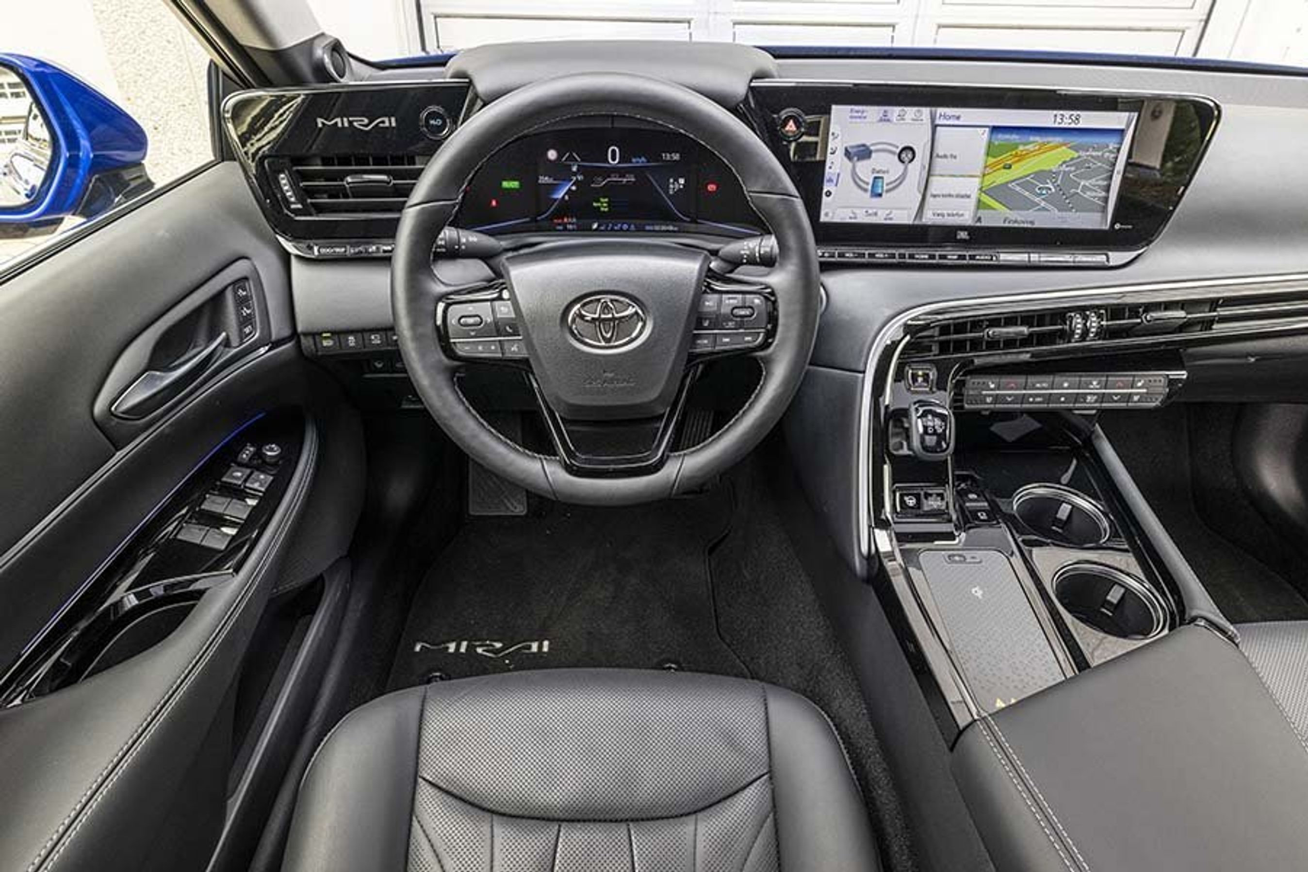 Førerpladsen er udformet i en futuristisk stil.