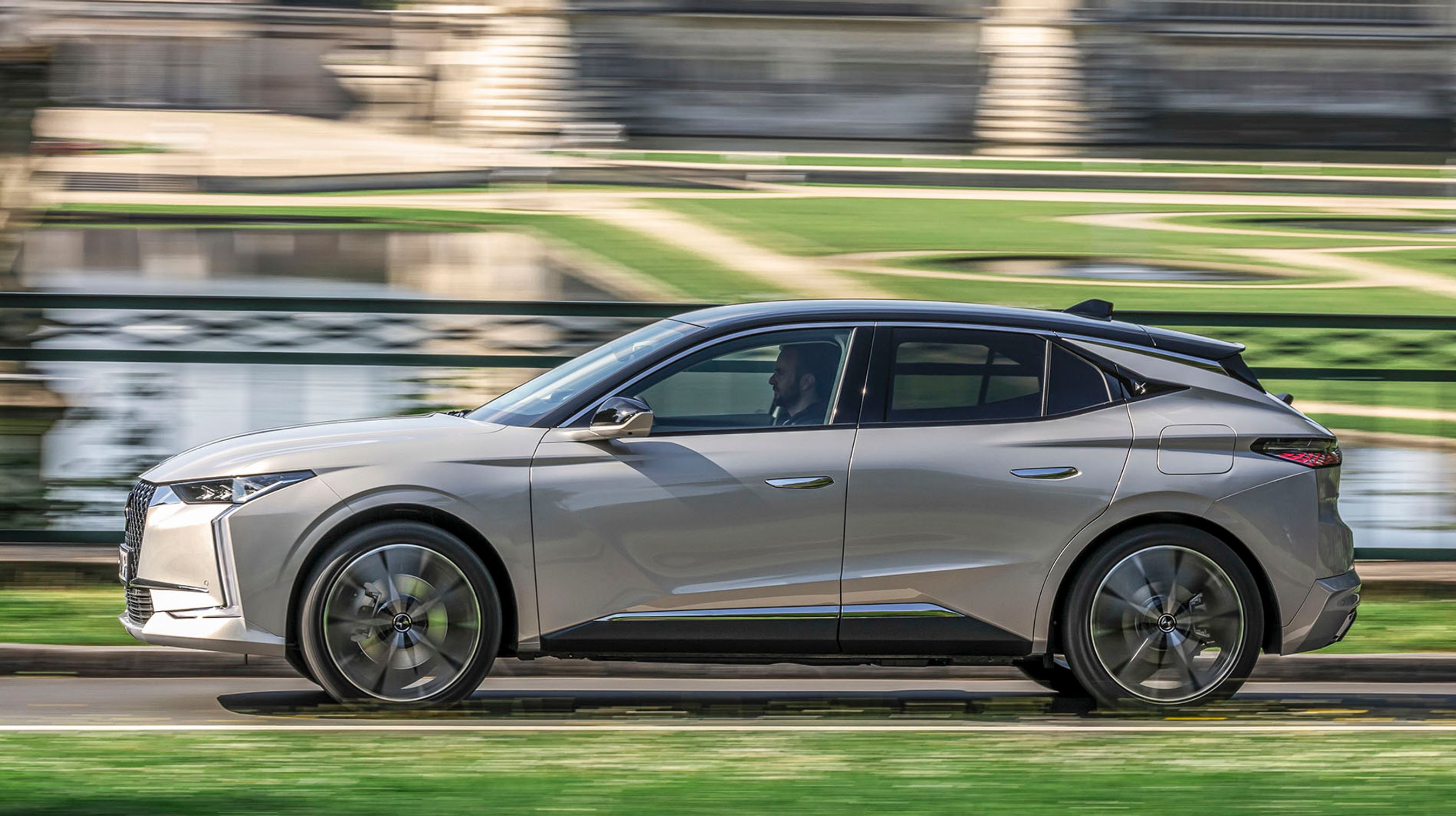 Den nye DS 4 er en femdørs hatchback i mellemklassen. Den deler platform med f.eks. Peugeot 308, og den kommer i første omgang med benzin- og dieselmotorer samt som plugin-hybrid. Sidstnævnte bliver givetvis den mest efterspurgte.