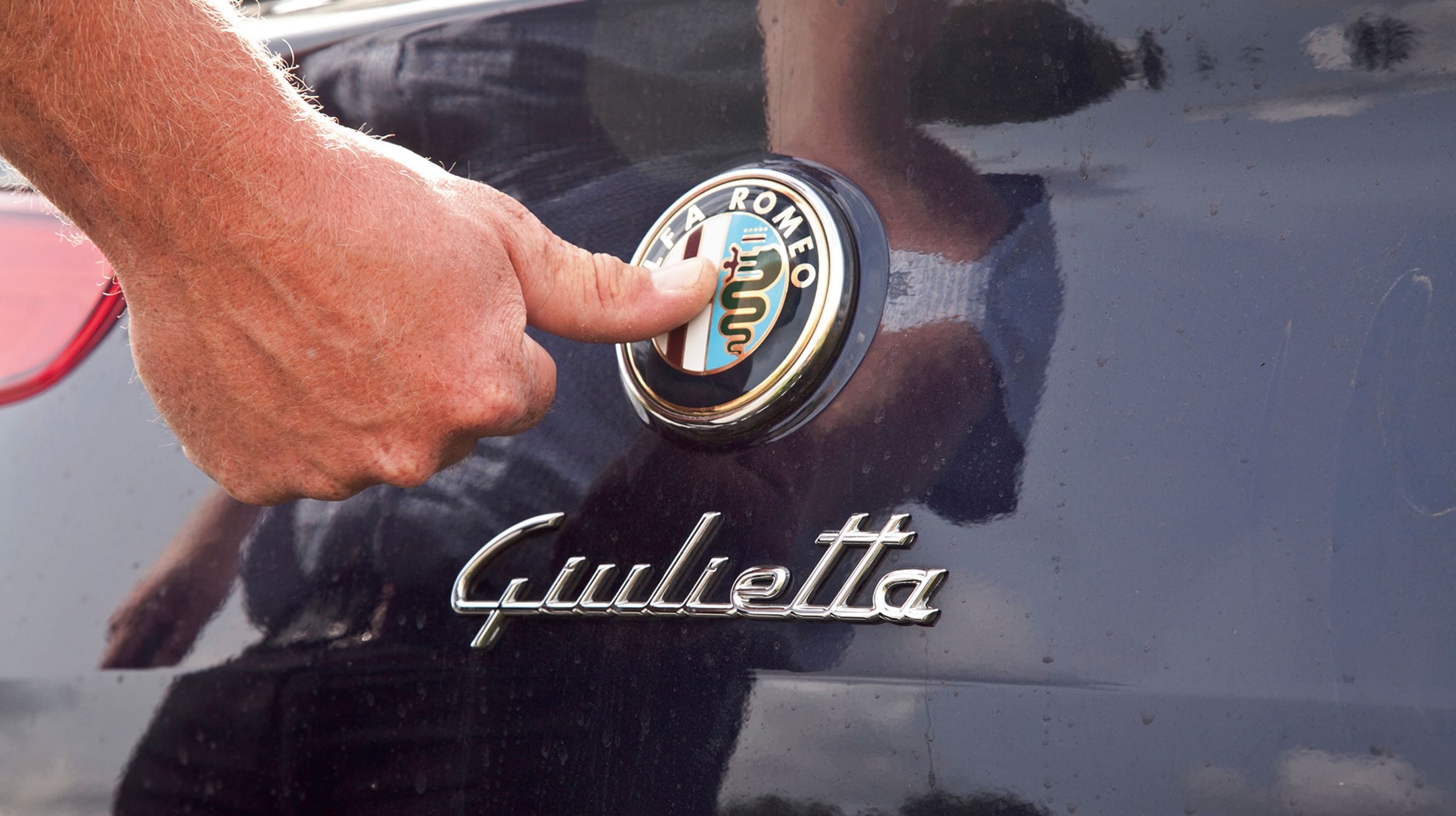 Bagklappen åbnes ved tryk på logoet. Smart, men herefter skal man åbne bagklappen ved at tage fat i den ofte beskidte underkant af bagklappen.