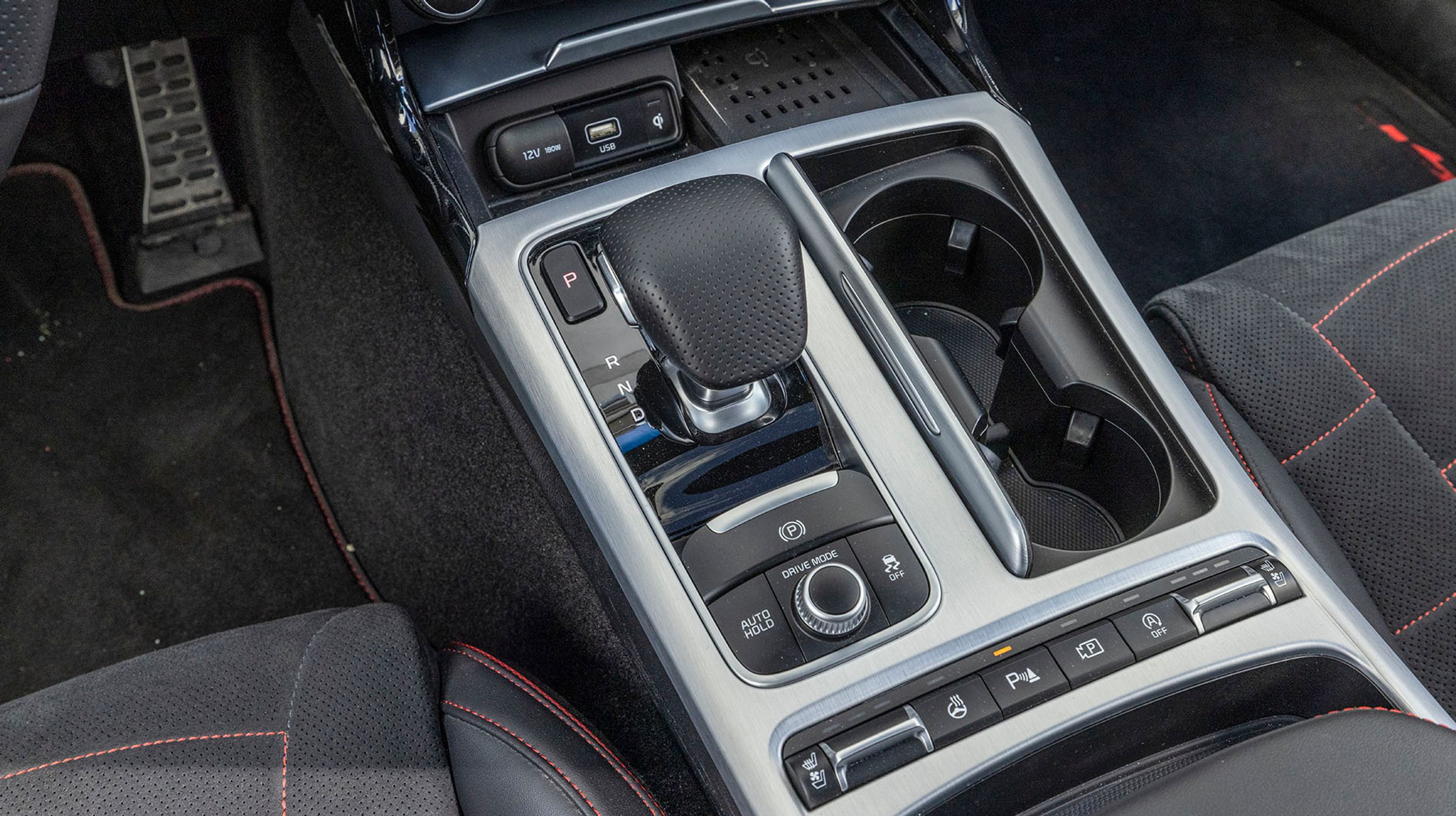 Via drejeknappen bag gearstangen kan man skifte mellem flere køreprogrammer, der bl.a. har indflydelse på affjedring, motor, gearkasse og sædernes hårdhed. Bemærk knapperne, der styrer både sædevarme og den indbyggede køling i sæderne.