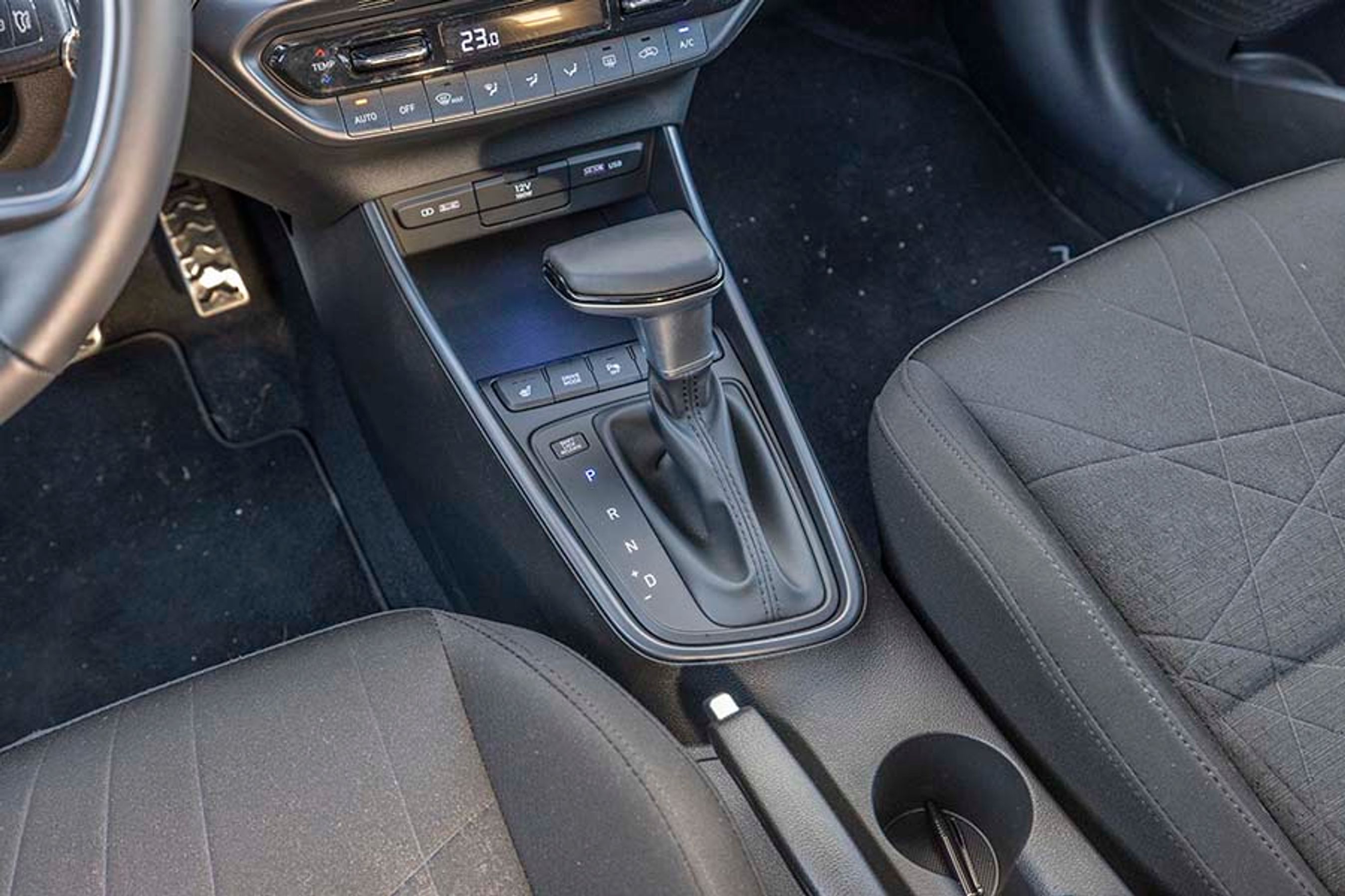 Automatgear koster 20.000 kr. ekstra og består af en syvtrins gearkasse af dobbeltkoblingstypen. Selve gearvælgeren er af den mekaniske type, hvor man selv skal sætte den i P efter hver tur.