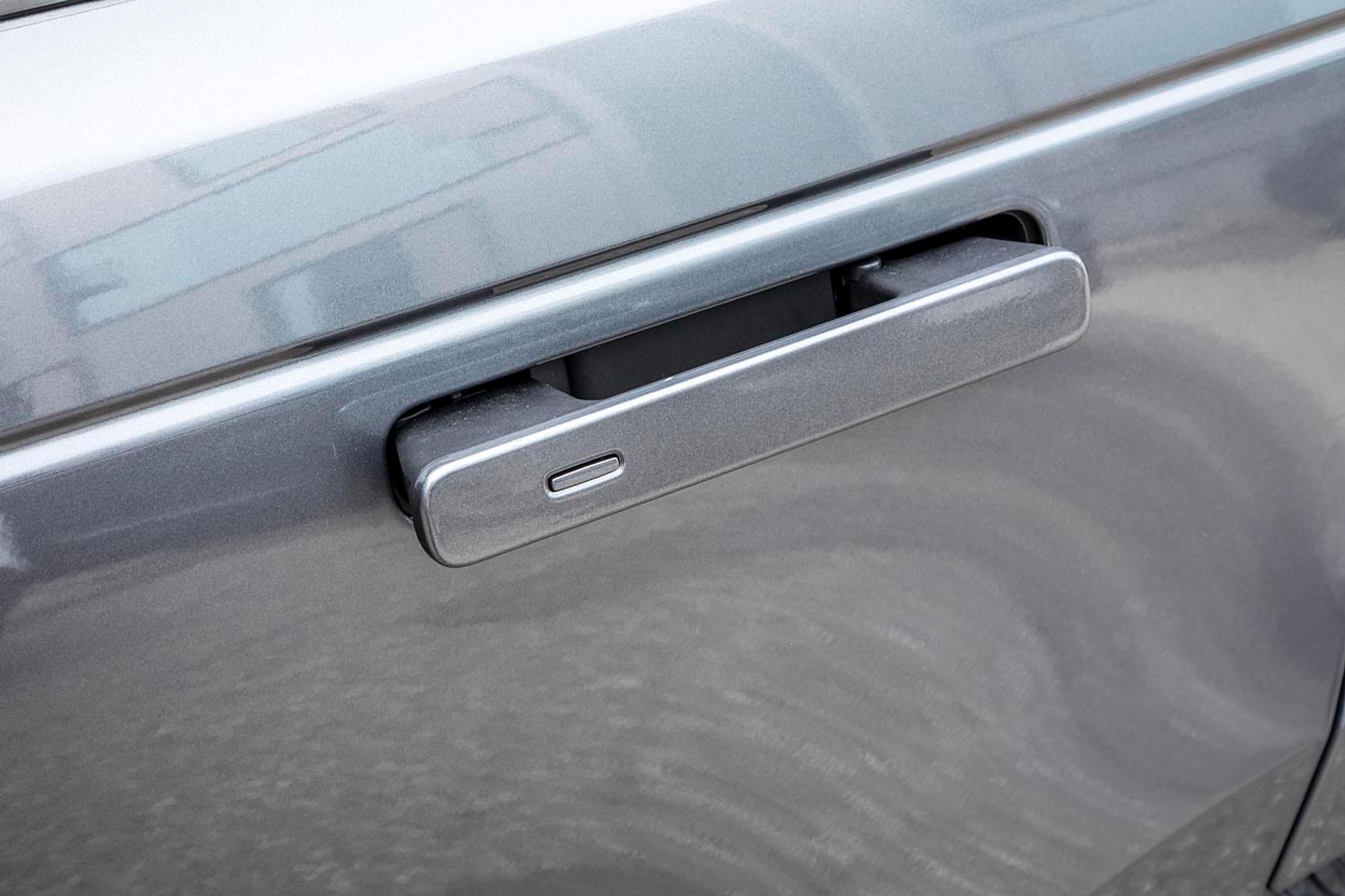 Dørhåndtagene flugter med karrossen, når bilen kører eller er parkeret. Her er de kørt ud.