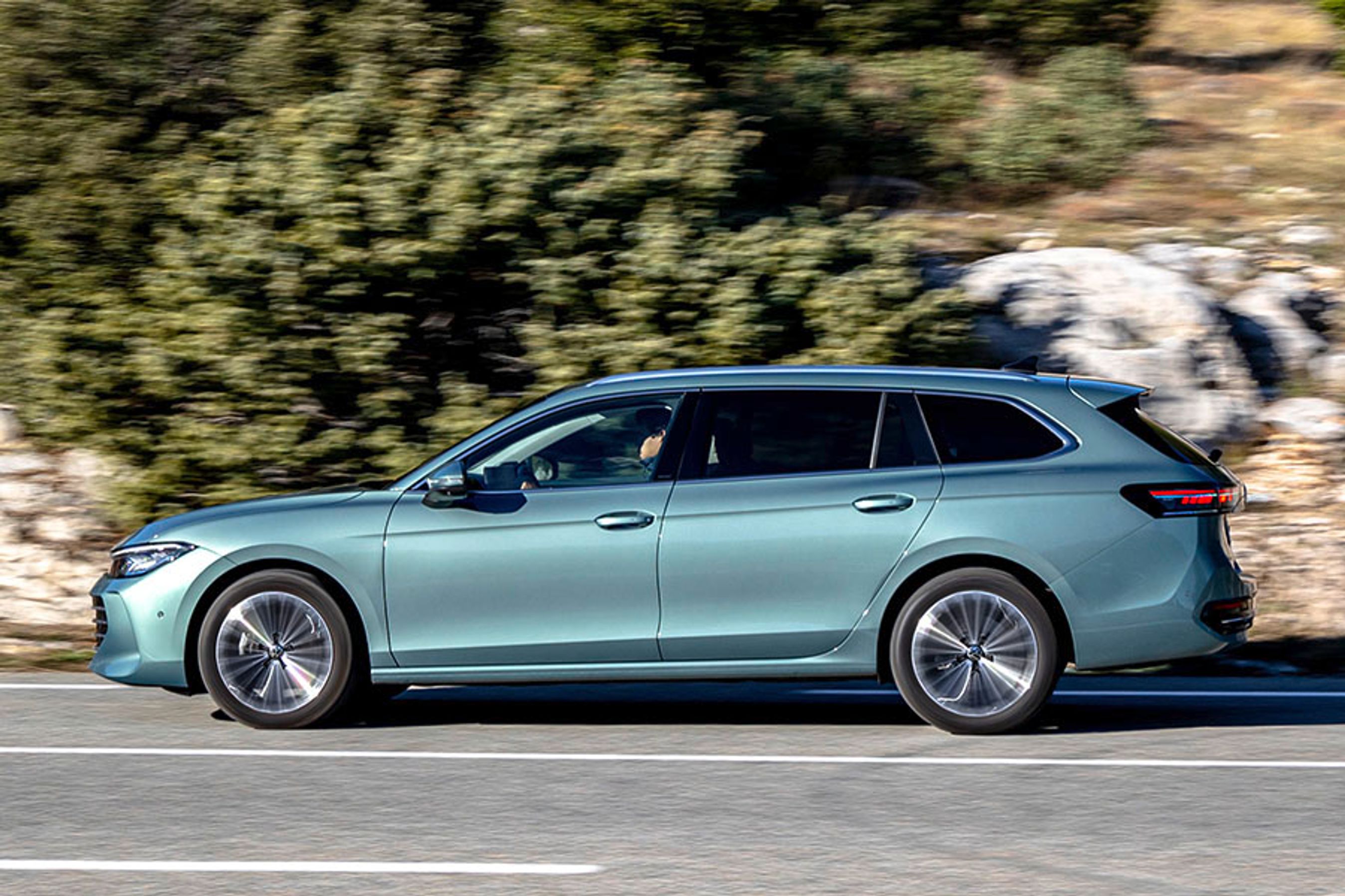 Denne nye udgave af Passat deler platform med Skoda Superb, og det betyder, at bilen er vokset betydeligt i forhold til forgængeren. Akselafstanden er vokset med fem cm, og det giver fremragende pladsforhold ved bagsædet.