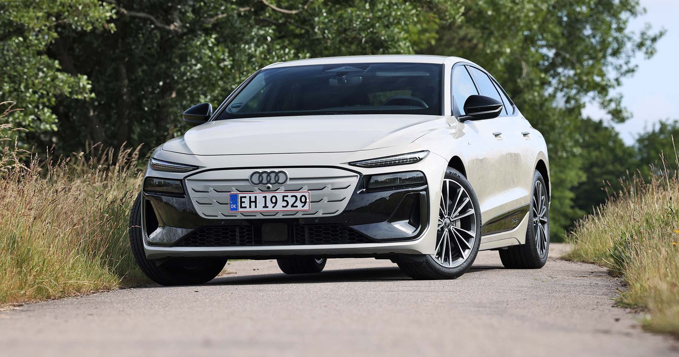 Audi A6 e-tron Sportback holder på landevej