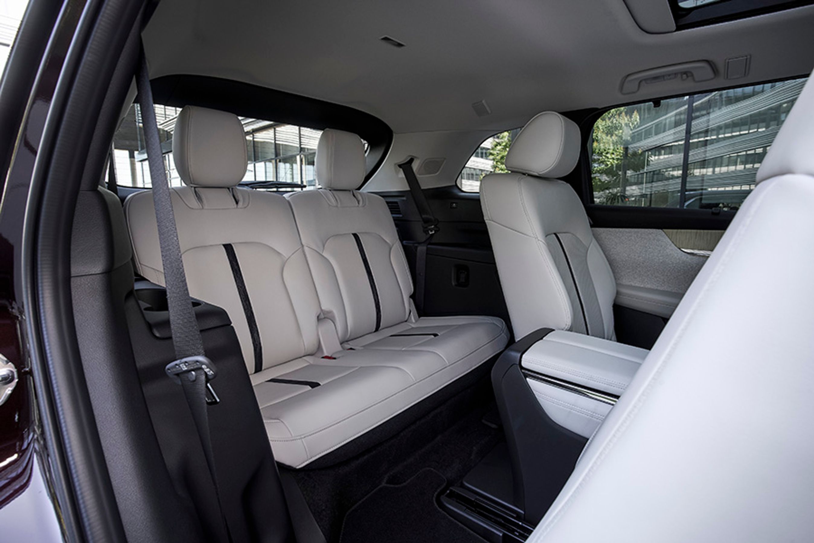 Tredje række er ifølge Mazda komfortabel for personer op til 1,70 m. Det er dog muligt at sidde der, selvom man er højere.