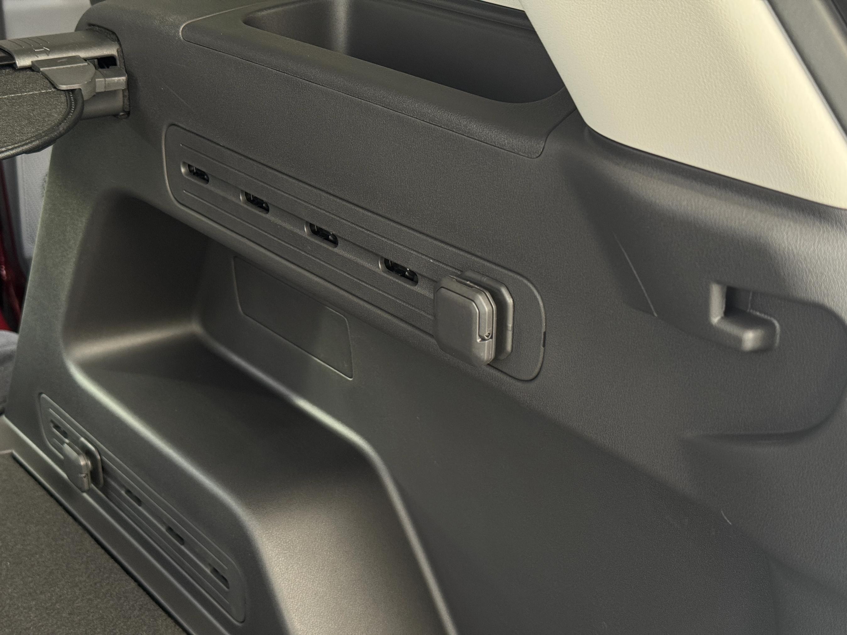 Holder placeret i siden af bagagerummet på Kia EV5.