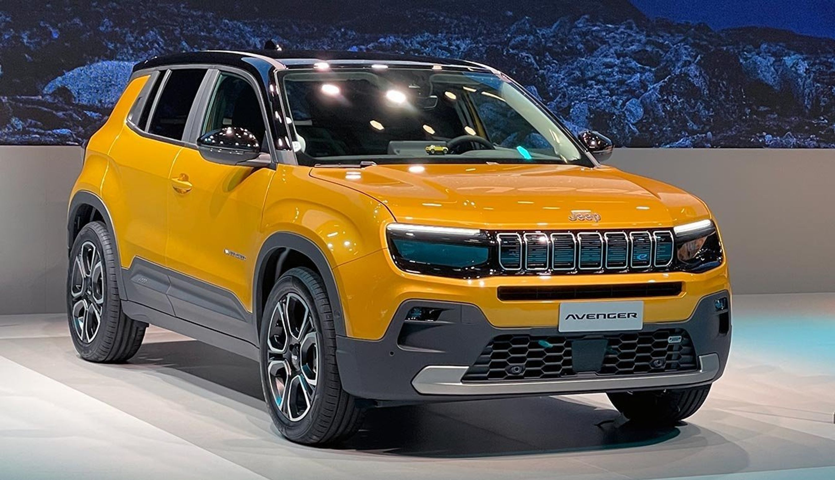 Jeep viser på Paris-udstillingen elbilen Avenger for første gang i Europa.