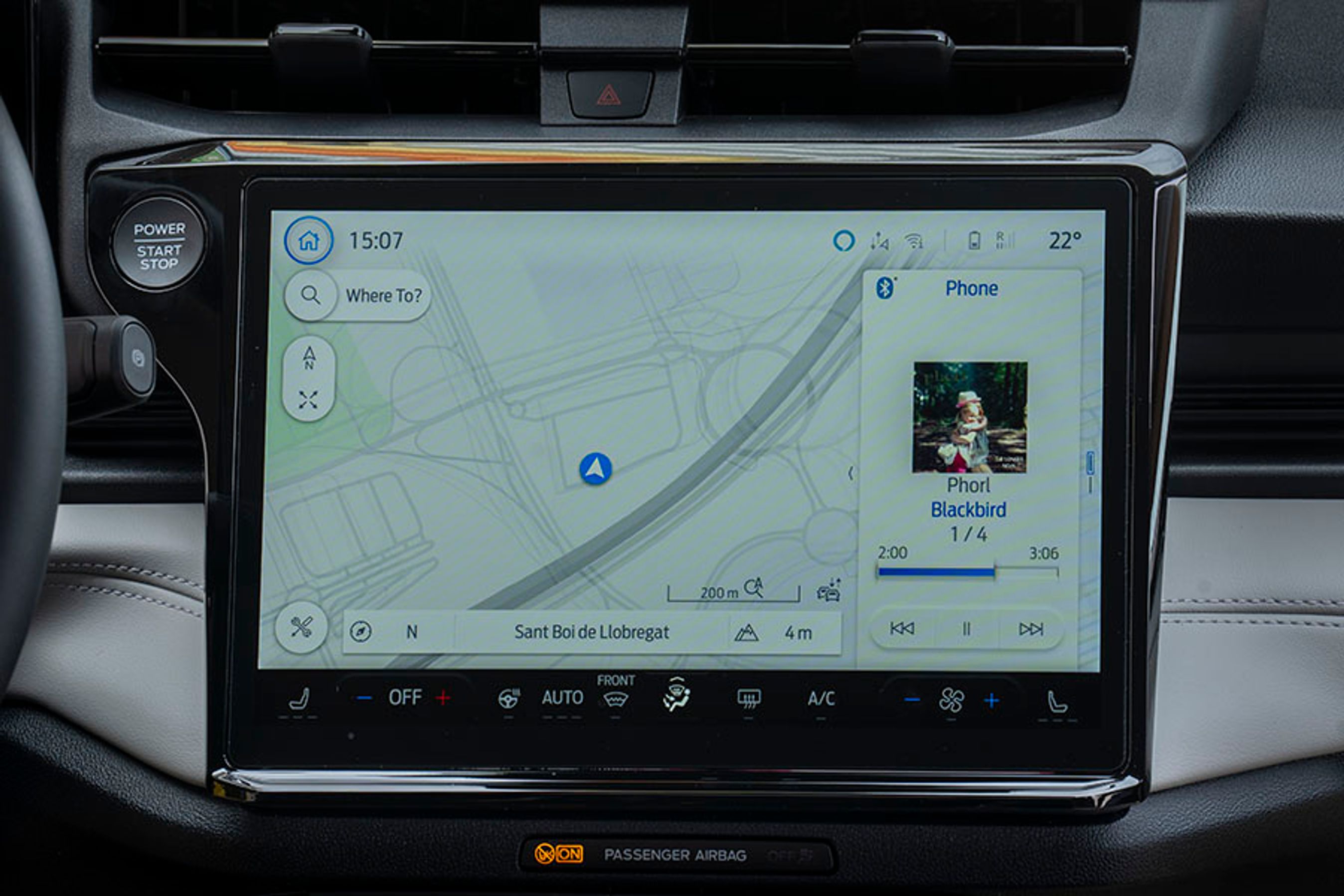 Trykskærmen er på 12”, og flere af bilens funktioner betjenes i herfra. F.eks. er klimaanlægget fast placeret i bunden af skærmen, og det fungerer udmærket. Selve menustrukturen er ganske enkel og let at finde rundt i, og så virker det indbyggede navigationsanlæg godt. Desværre er der kun et års abonnement på online-forbindelse.
