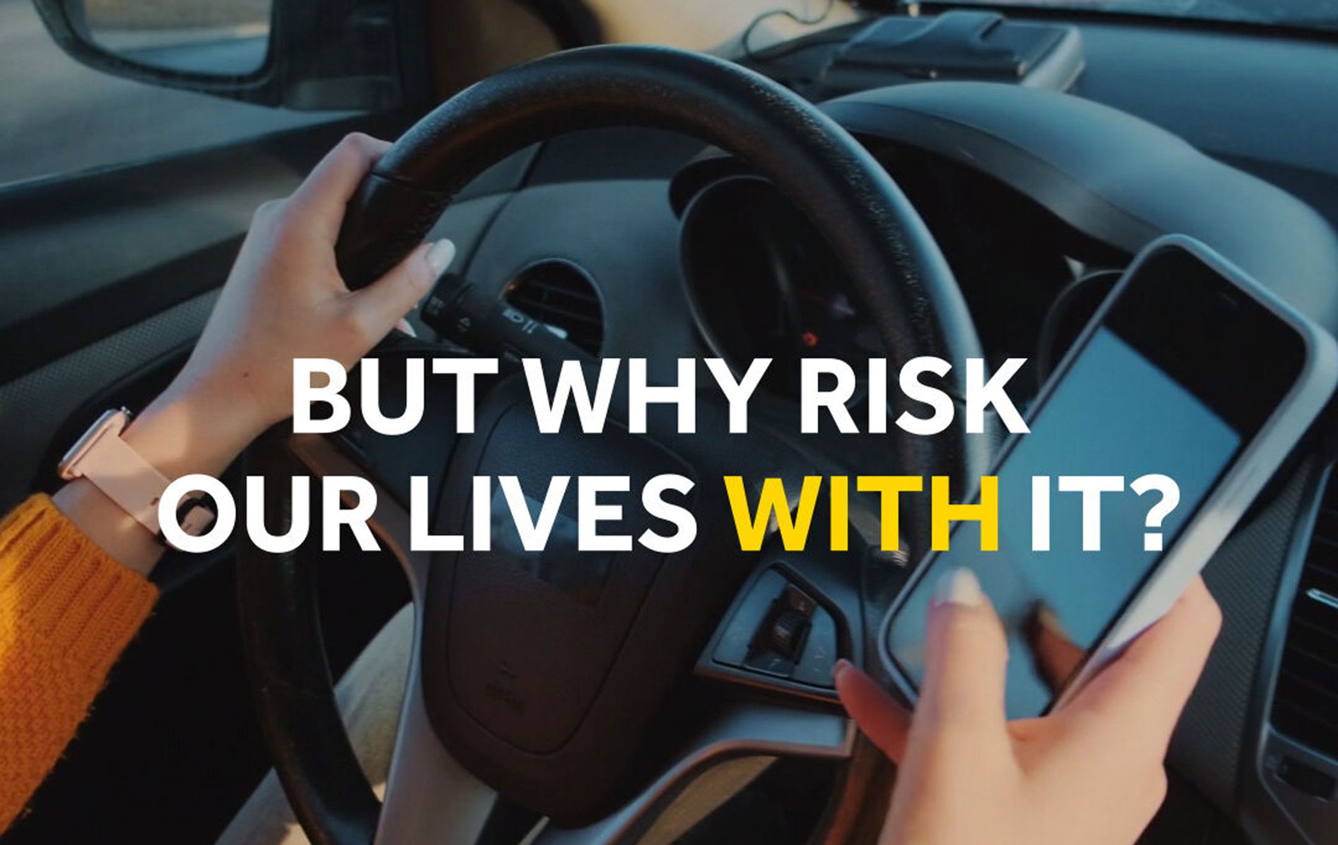 Bilist skriver sms bag rattet