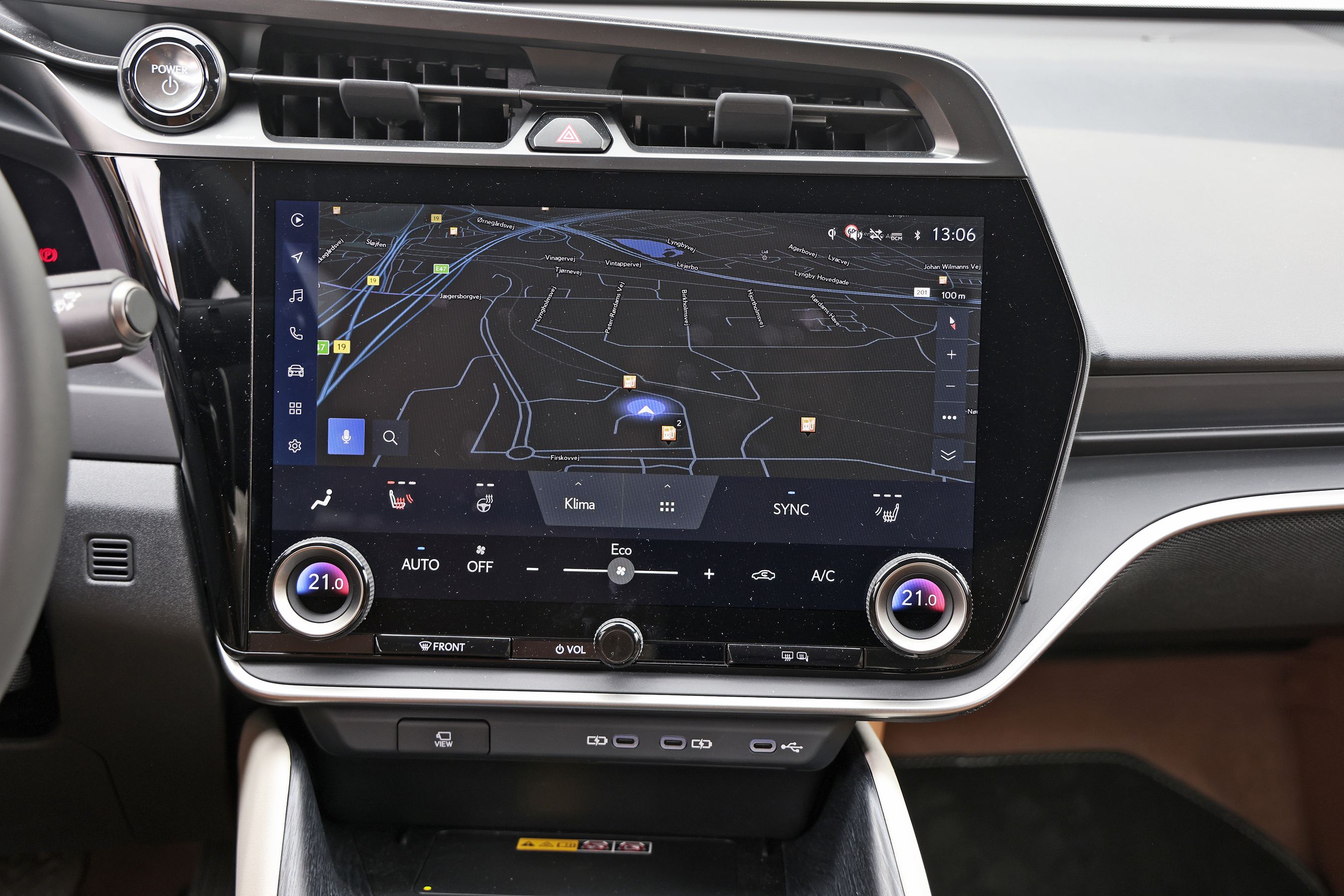 Stor skærm i kabinen i en Lexus RZ