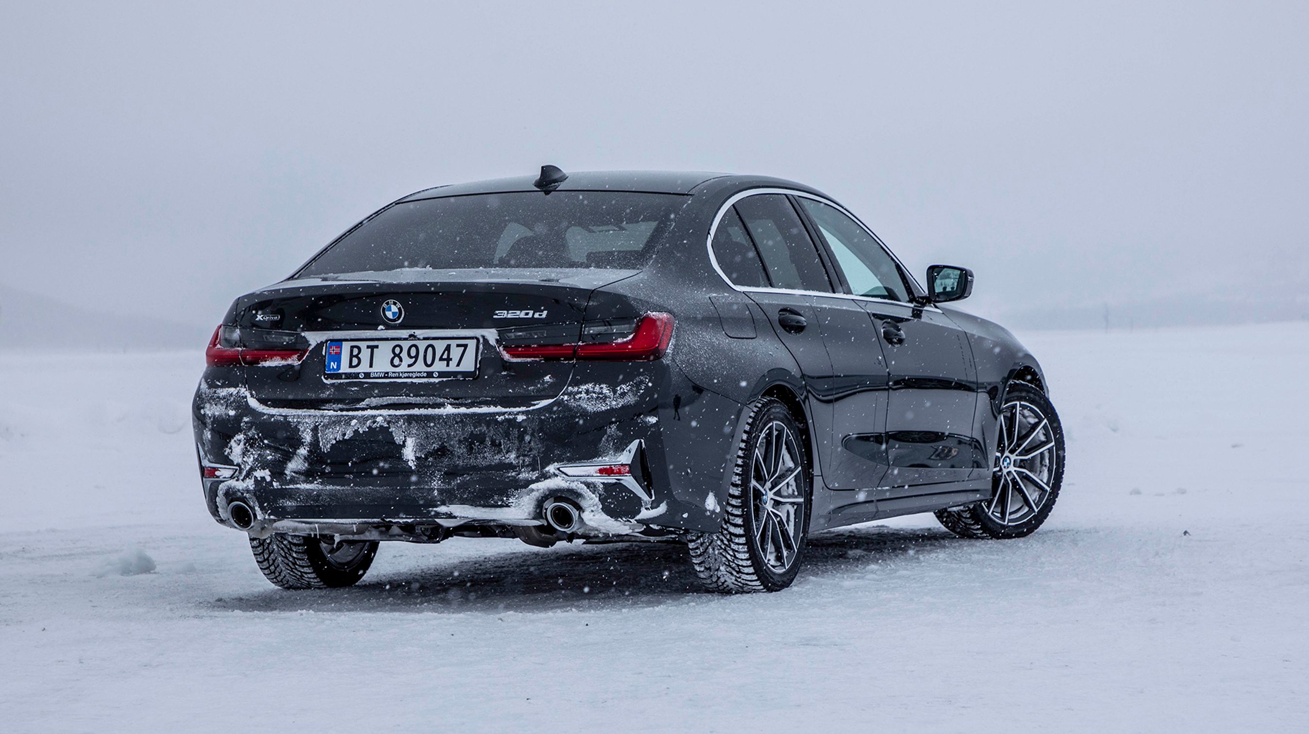 Bagfra er de designmæssige tiltag mere subtile. Største forandring er baglygterne, der fortsat har en L-form i den røde farve. Sedanmodellen kommer til marts, mens stationcar kommer til efteråret.