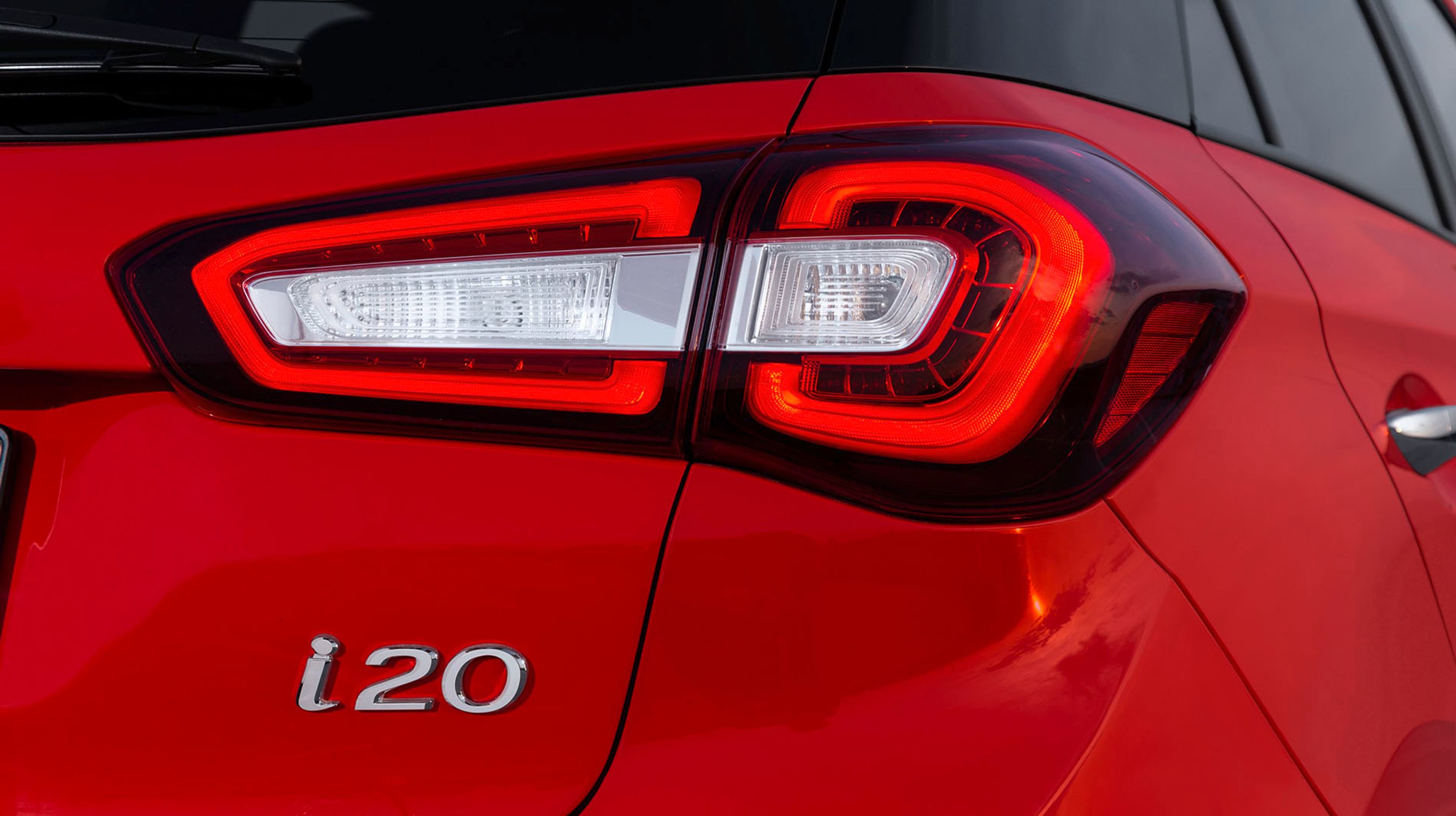 Bagtil giver de nye baglygter friskhed. Men nummerpladen dominerer efter at være flyttet op fra kofangeren til bagklappen.