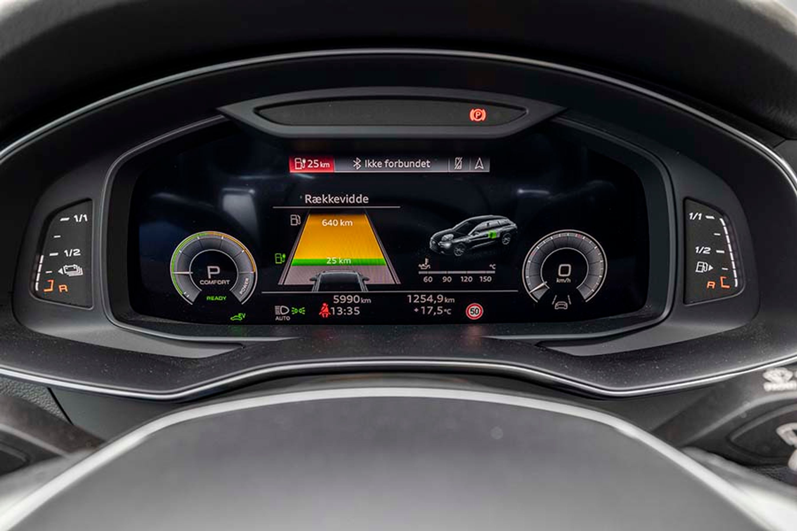 Der er digital instrumentering i A6, og det har mange forskellige visninger, så du får vist netop det, du finder relevant. Her viser den med grøn farve rækkevidden på strøm og gul farve benzinrækkevidden. 