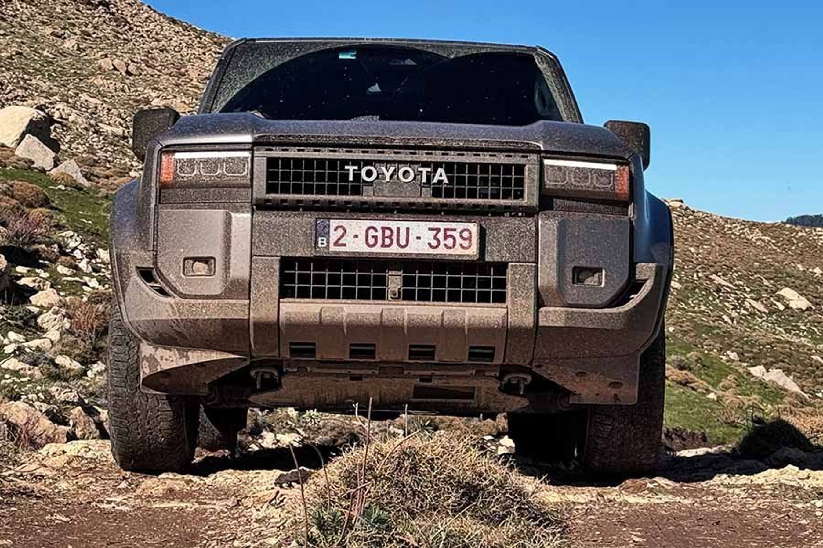 Toyota Land Cruiser set forfra, mens den holder i barsk terræn