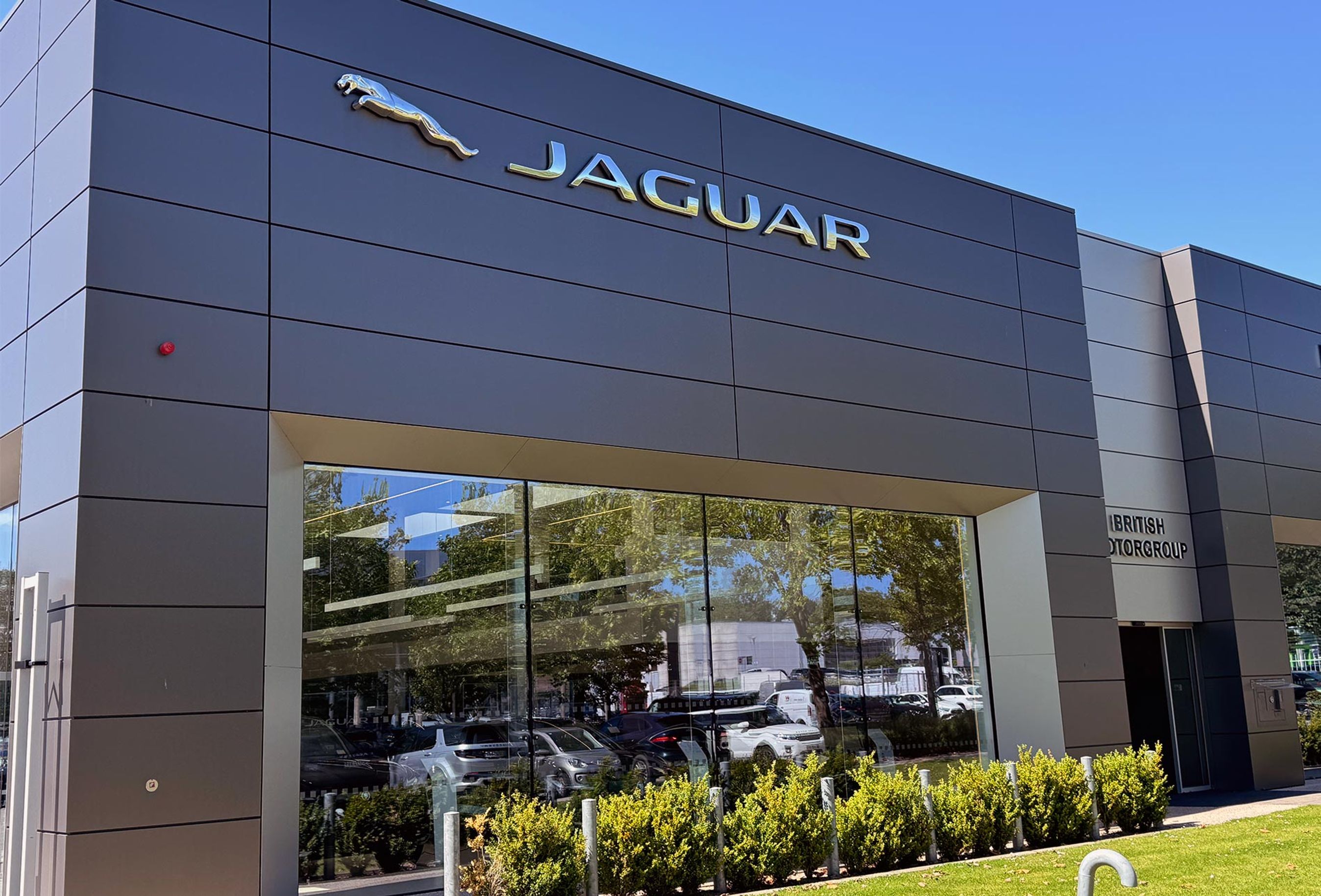 Facade på Jaguar-forhandler.