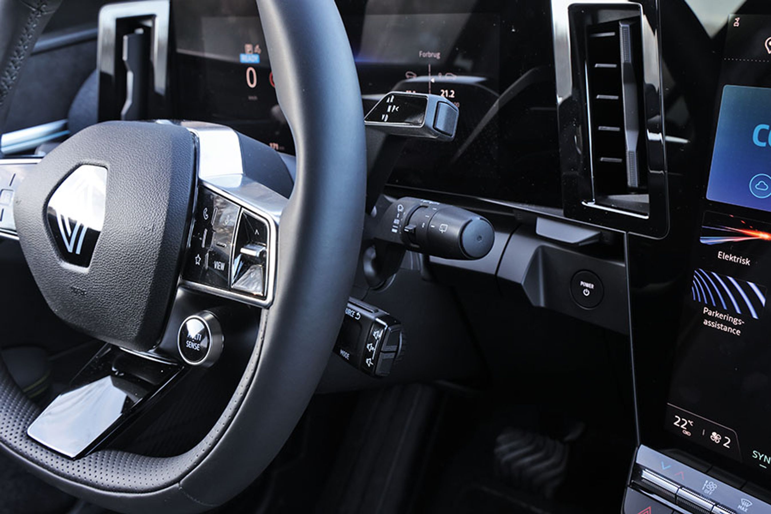 Tre stilke på højre side er mindst én for meget. Den øverste er gearvælgeren, men ofte får man fat i vinduesviskerarmen i stedet (midten). Nederst er betjening af lyd som Renault i mange år har haft dernede. Men måske det er tid til at gentænke den del af betjeningen. 