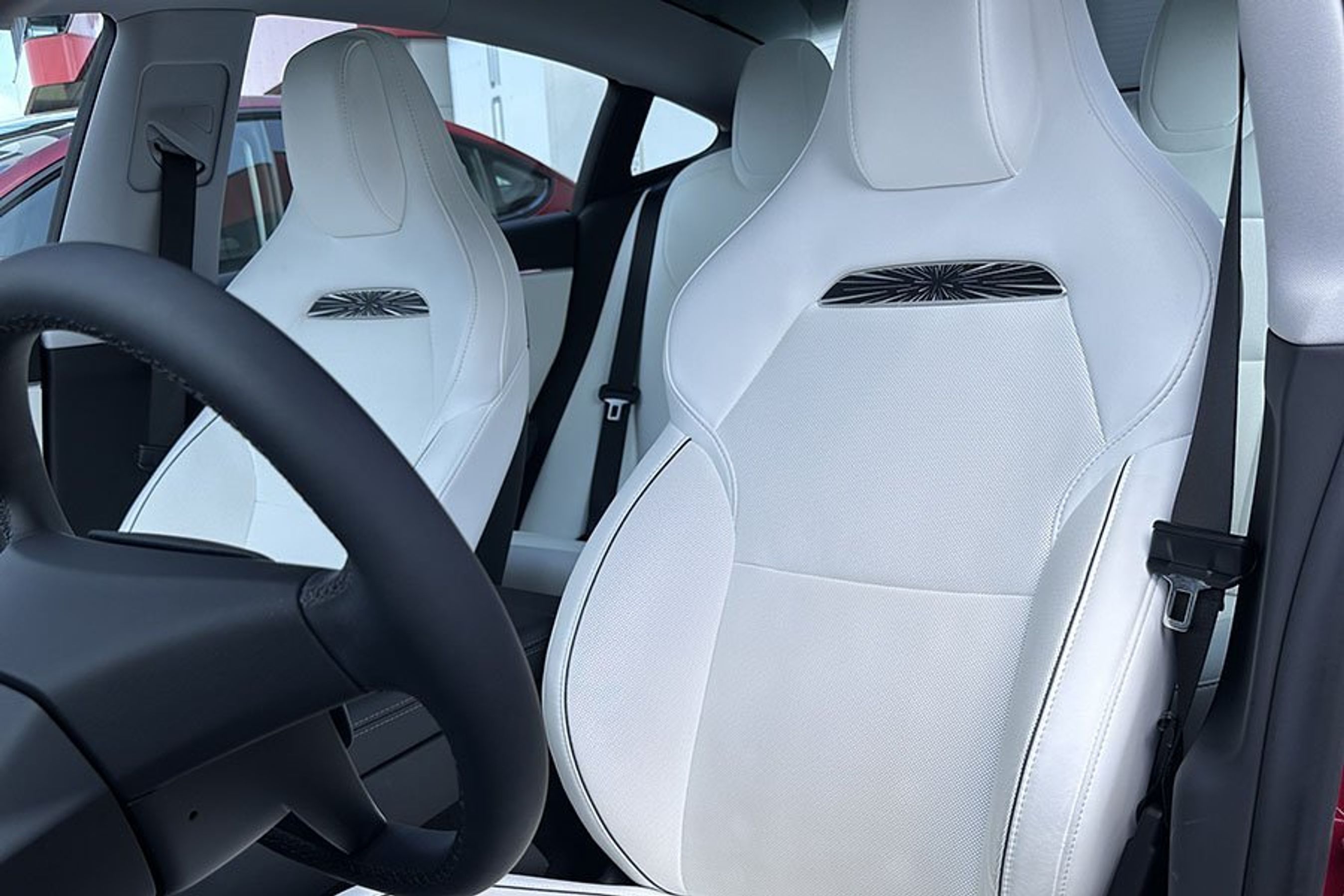 Hvide sæder i en Tesla Model 3 Performance