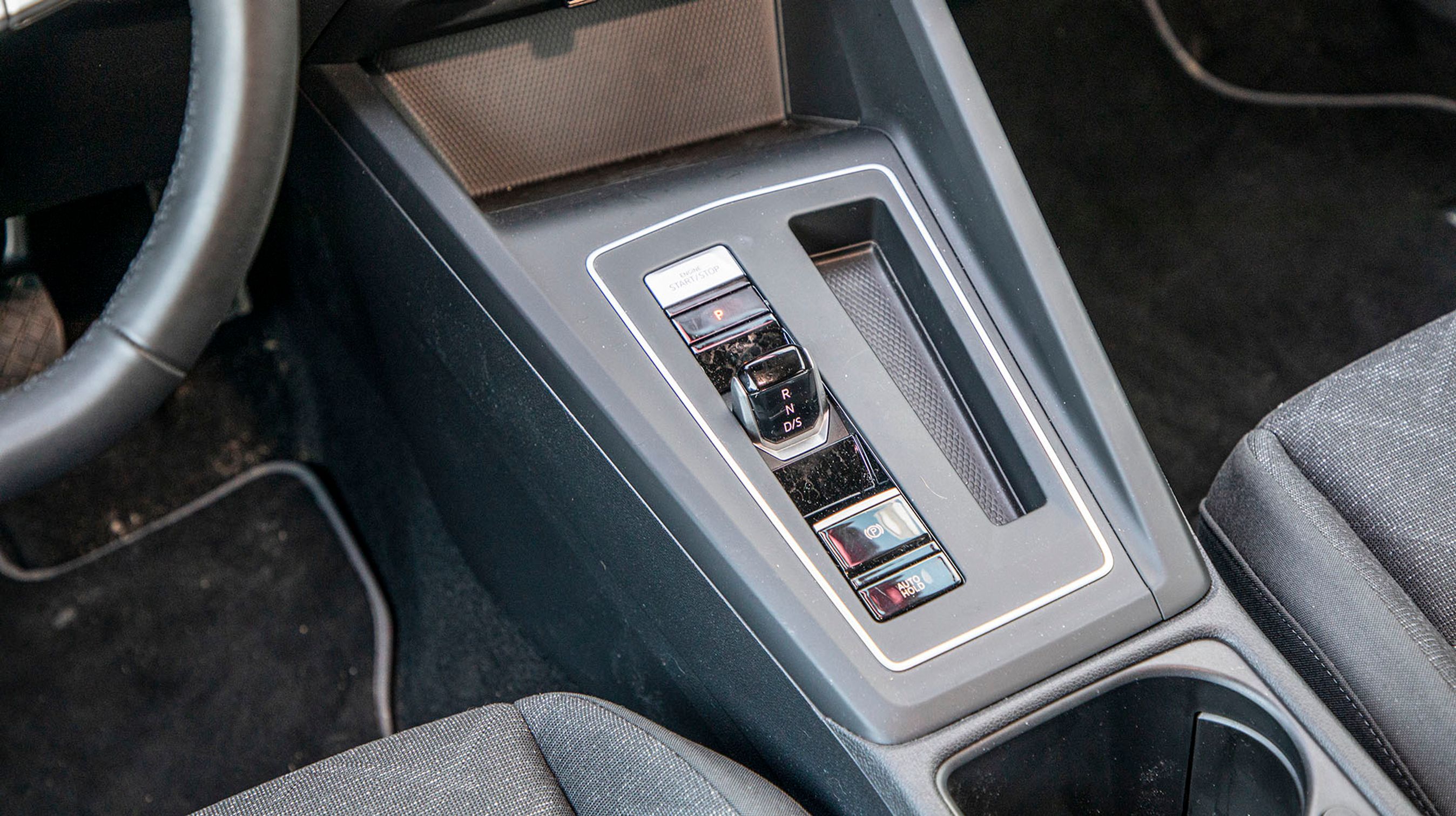 Gearvælgeren og startknappen er placeret let tilgængeligt. Når du standser motoren, så går gearvælgeren automatisk i P-funktion. Dermed sparer du lidt tid på alle køreture. 