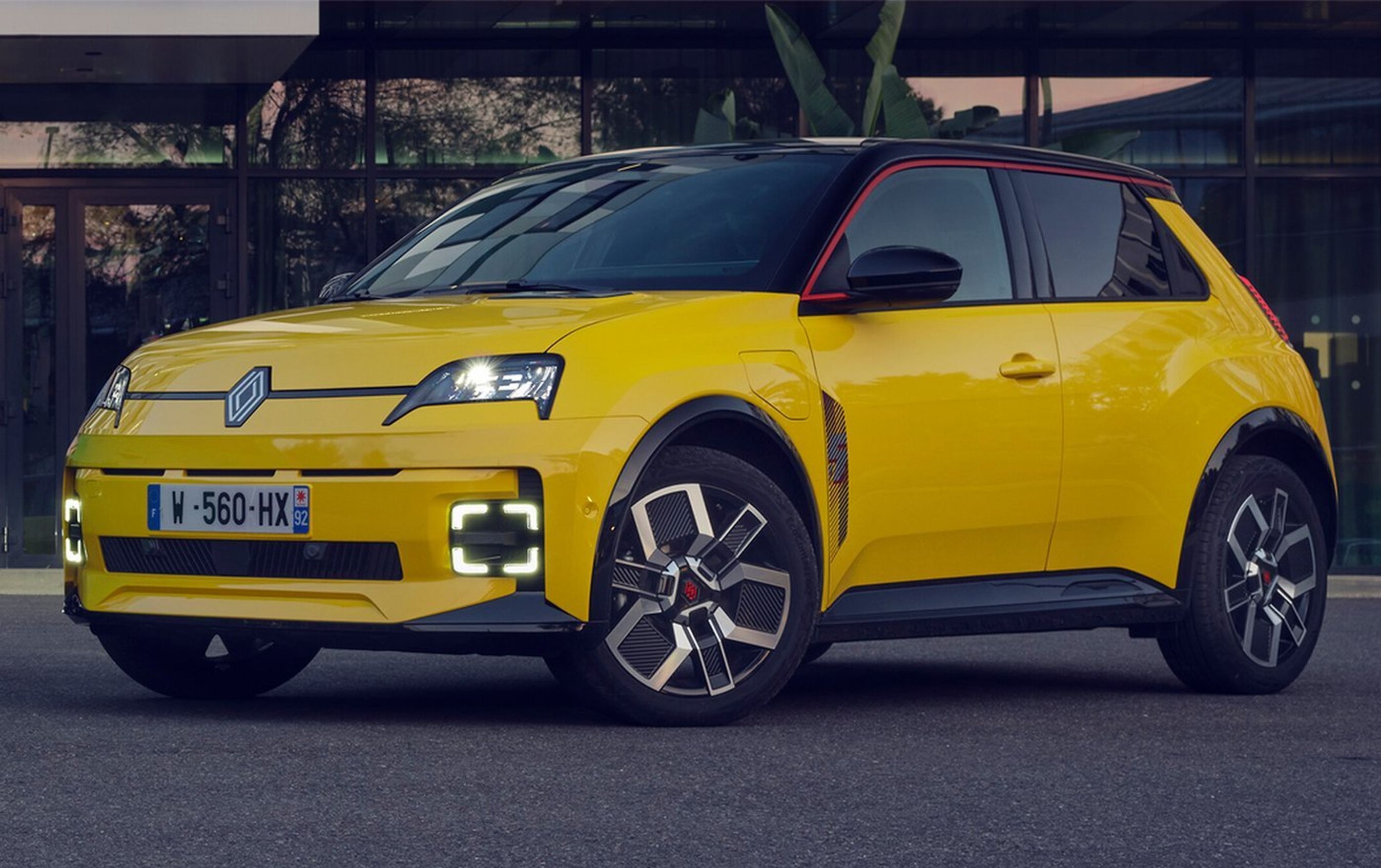 Gul Renault 5 forfra.