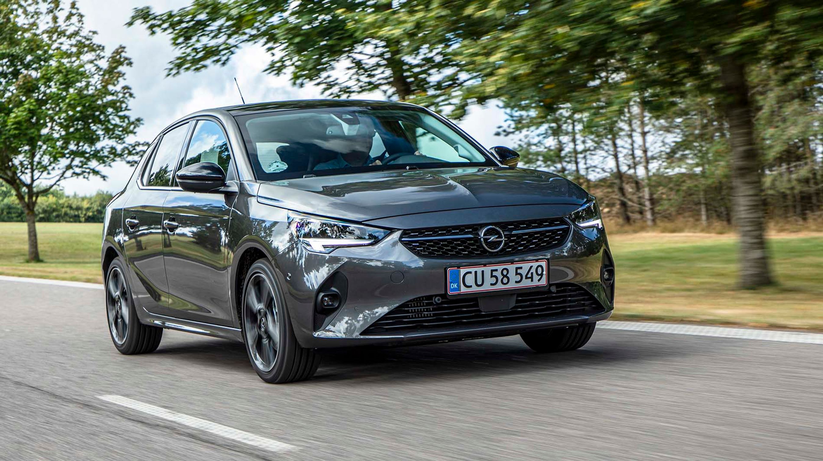 Fronten har fået det store og synlige Opel-emblem lige midt i kølergitteret. LED-forlygter er standard i denne udgave.