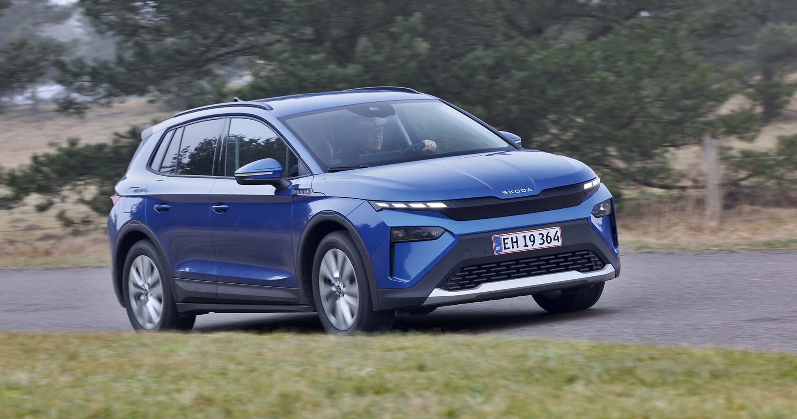 Blå Skoda Elroq set skråt forfra kører på landevej