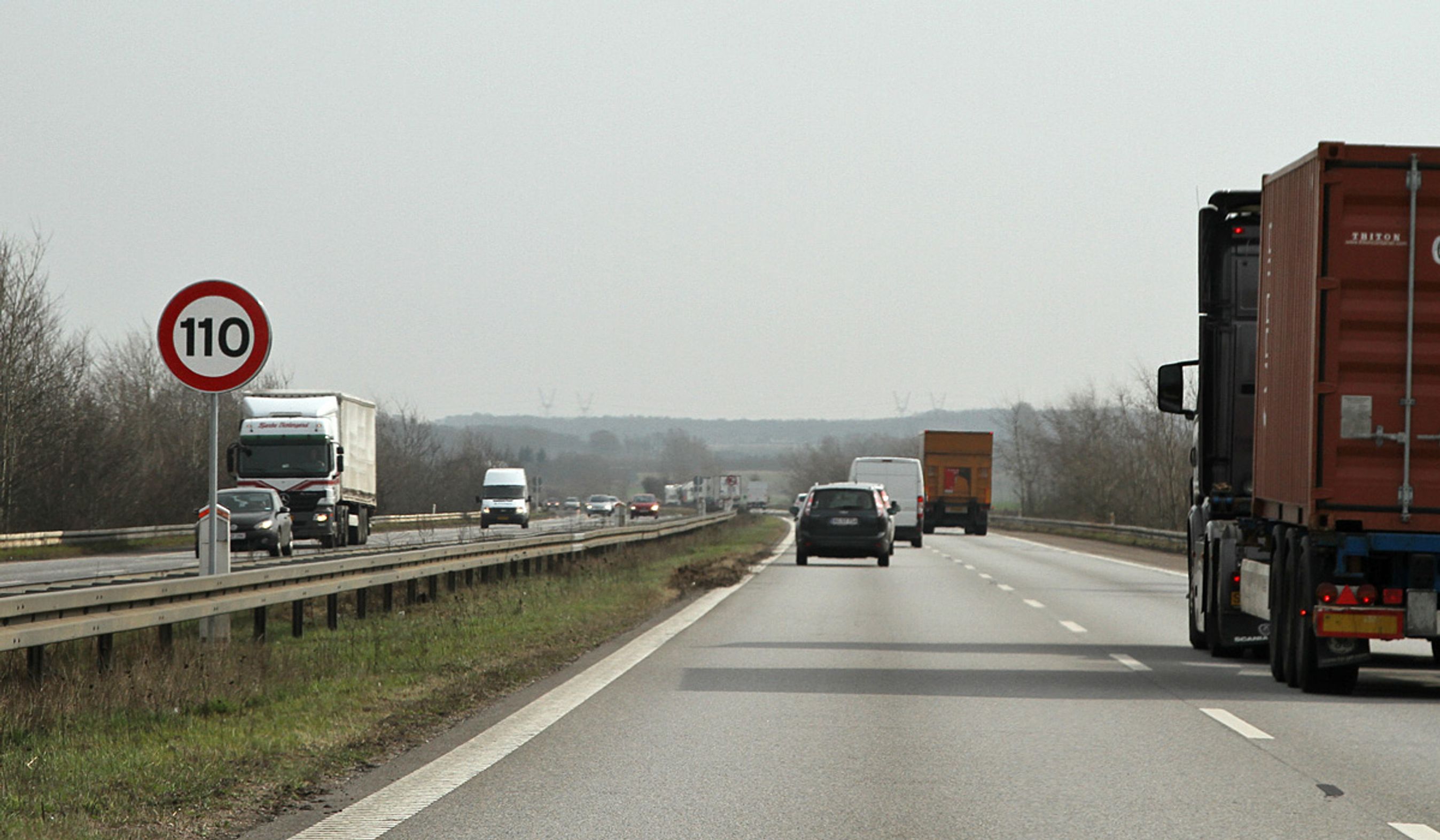 Fartgrænsen på E20 er nu sænket til 110 km/t. på en 14 km lang strækning. Det sker med ekstra store tavler.