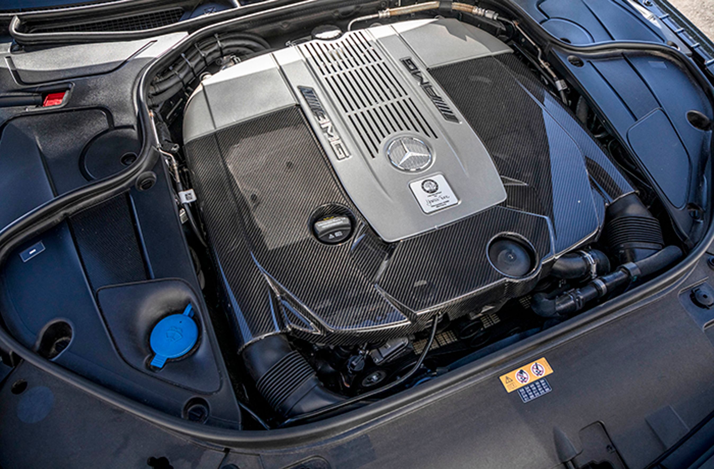 Den store seksliters V12-motor er nærmest lagt ned i motorrummet med skohorn. Og flot ser det ud, altså det man kan se…