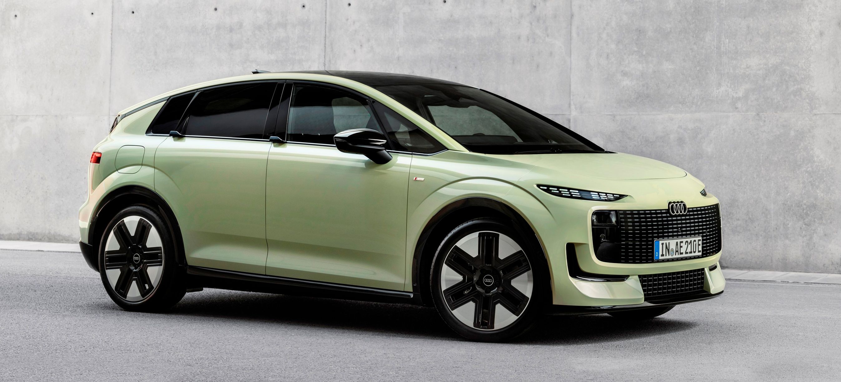 Grønlig Audi A2 skråt forfra.