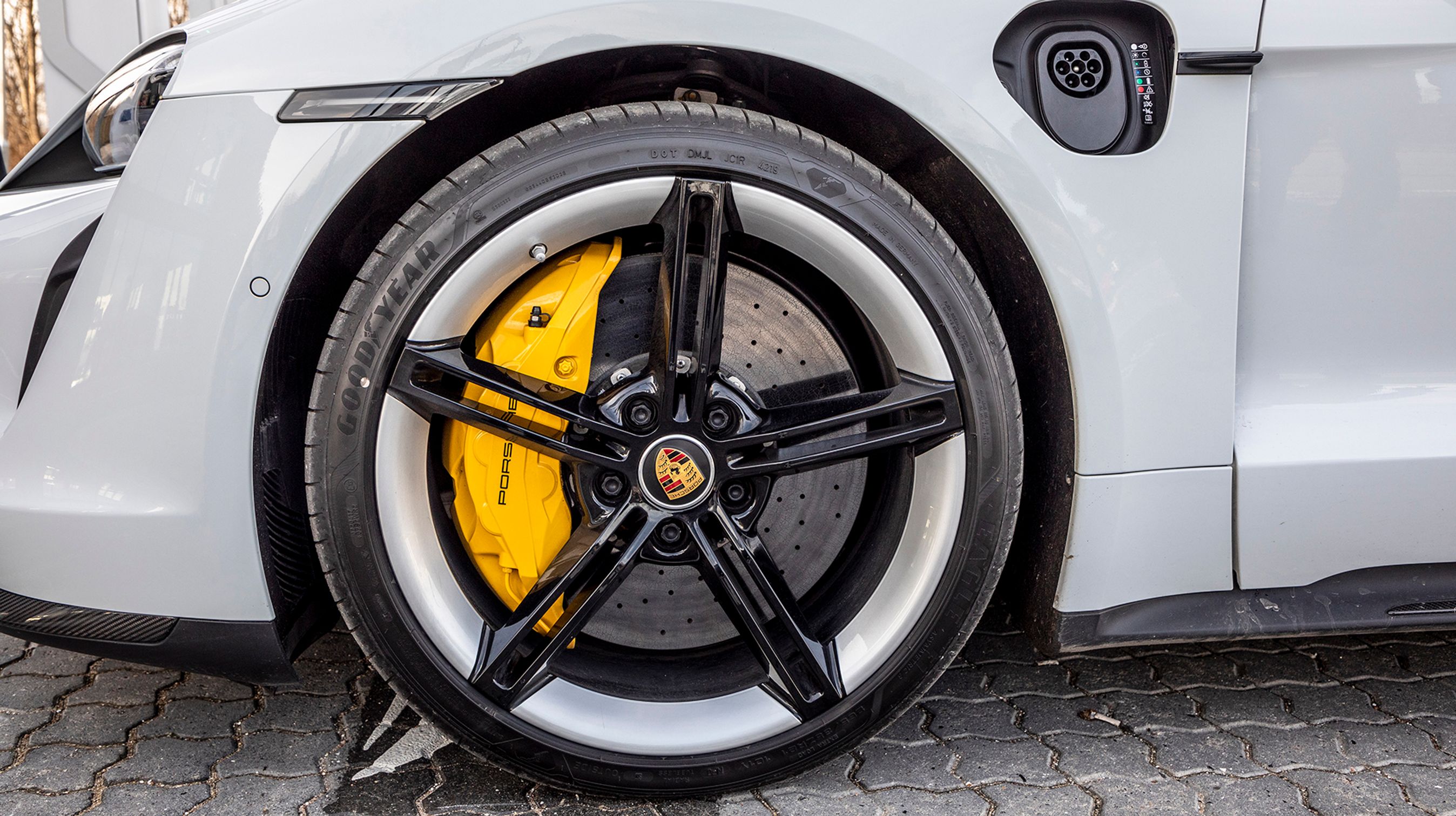 Bilen kører med nærmest enorme hjul. Fortil er de i størrelsen 265/35 R21, og bagtil er de endnu bredere: 305/30 R21. Skivebremserne er af keramisk materiale (ekstraudstyr).