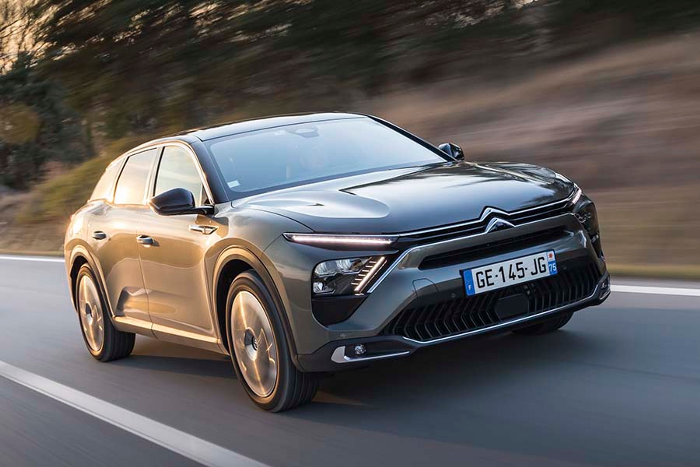 Kørelyslygterne, de to vandrette lister, der former logoet i midten, samt de øvrige LED-lygter giver Citroën C5X en flot og udtryksfuld front.