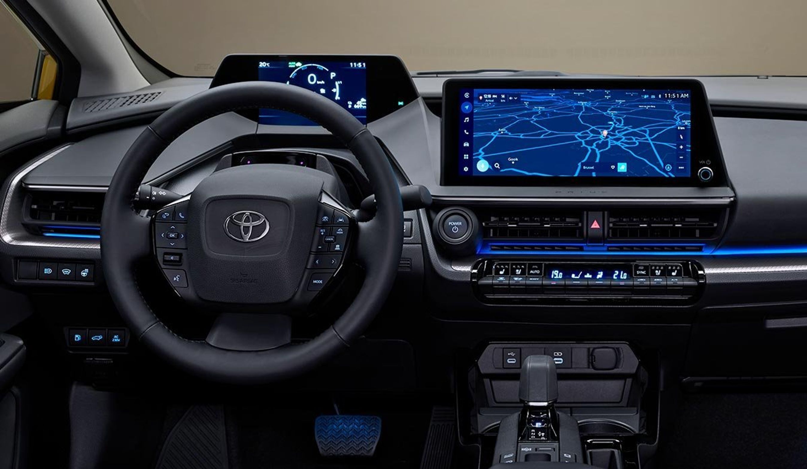 Førerpladsen minder meget om den i elbilen BZ4X, inklusive instrumenthuset oven over rattet. 