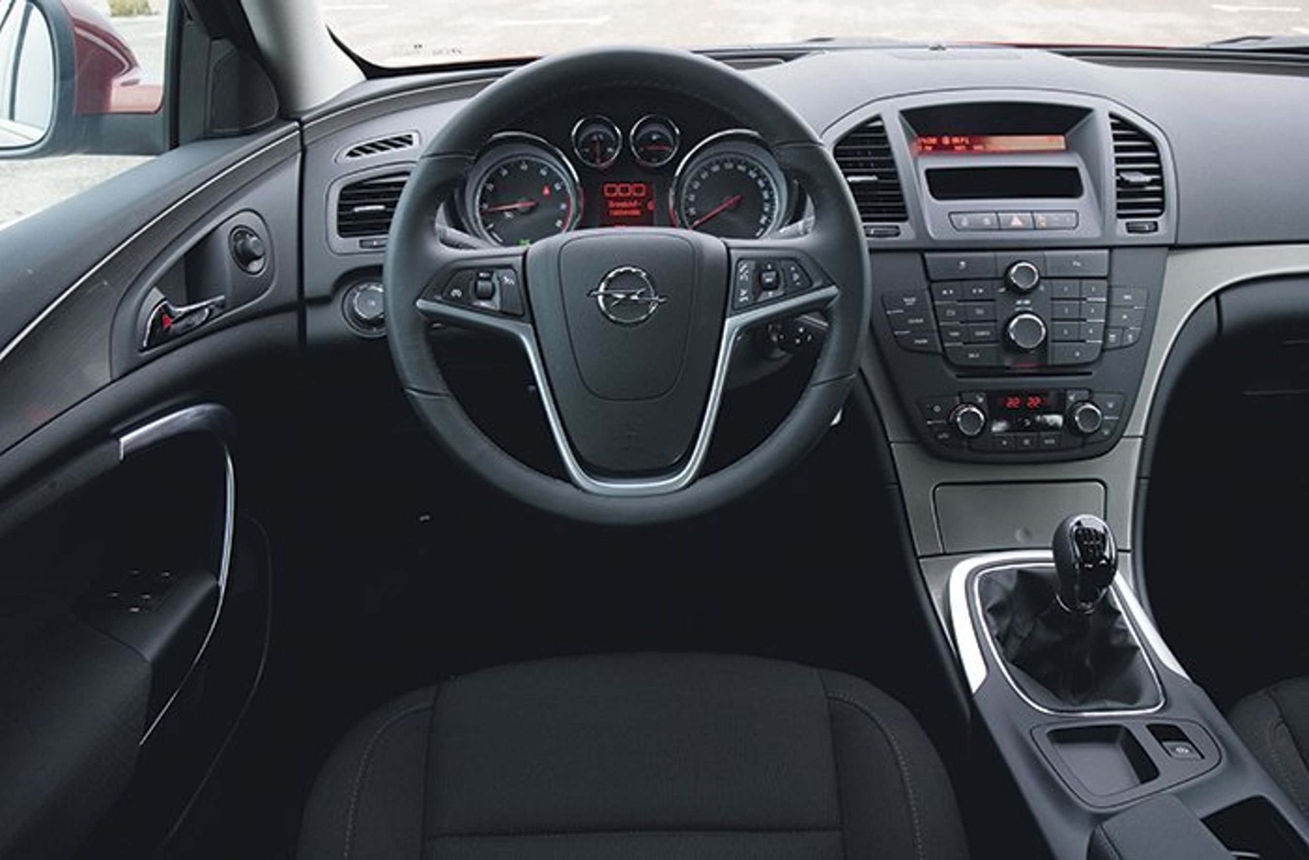 Førerpladsen er velindrettet i Opel Insignia.