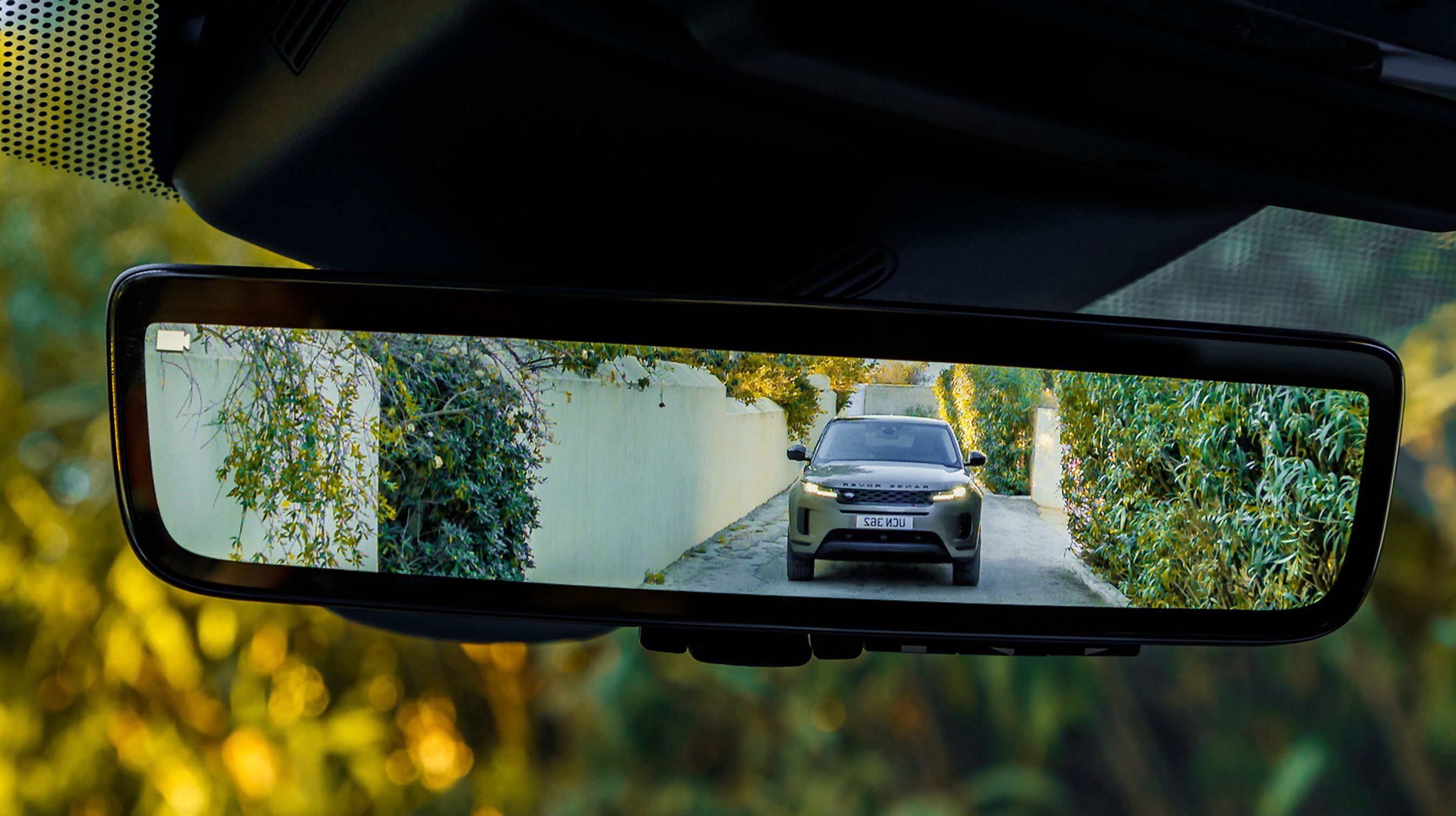 Det indvendige bakspejl fås i en udgave, hvor det er en skærm, der viser billedet fra et kamera bag på bilen. Det skal man vænne sig til, men det løser problemet med et dårligt udsyn bagud.