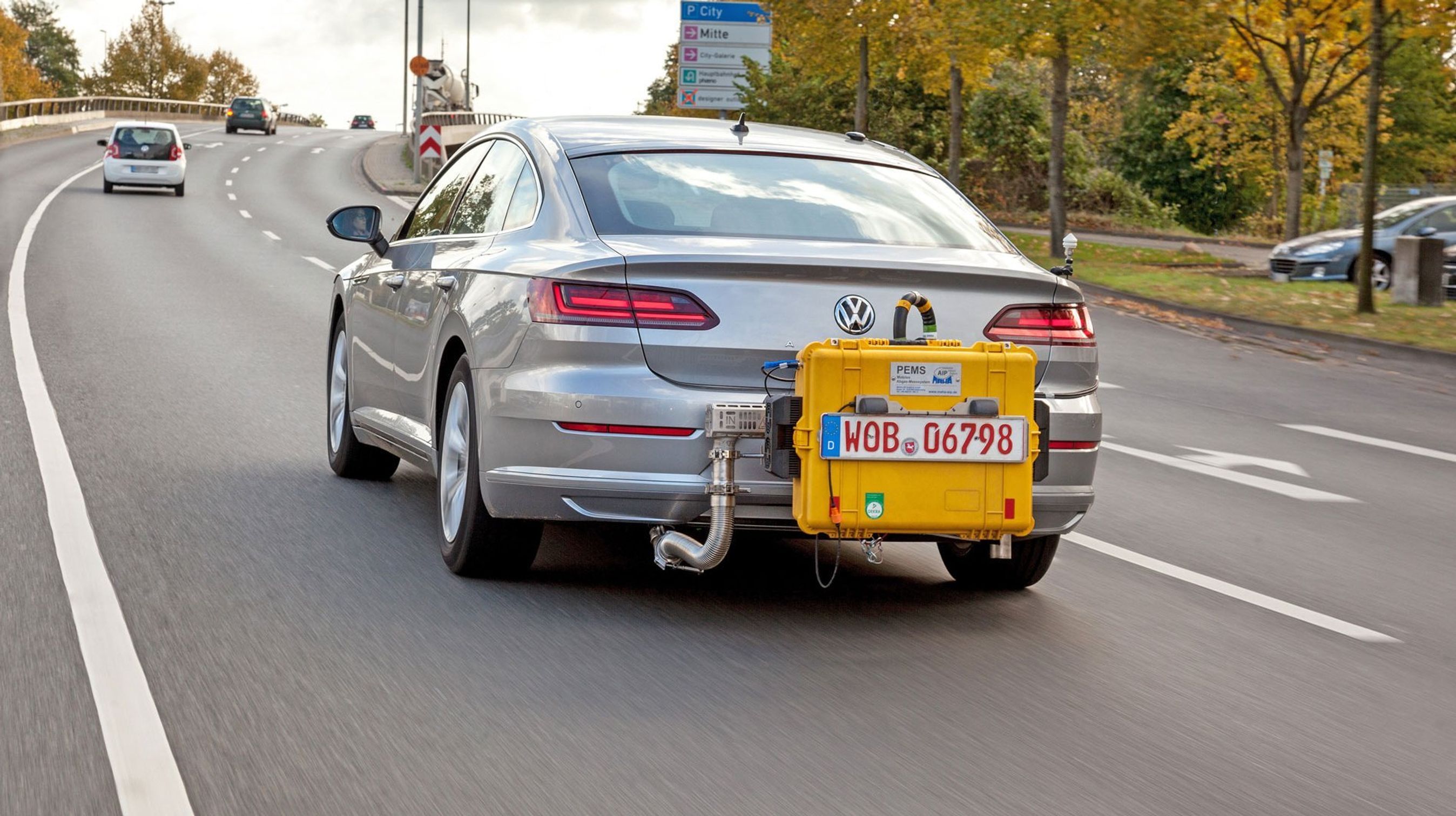 Grå bil kører på motorvejen