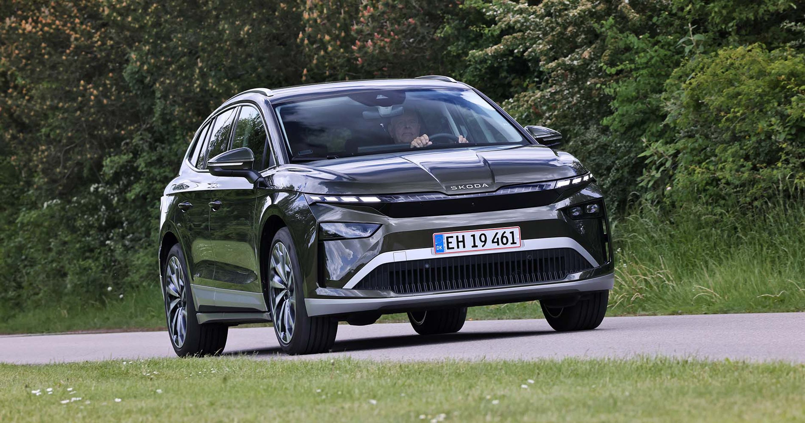 Skoda Enyaq set forfra, mens den kører på landevej