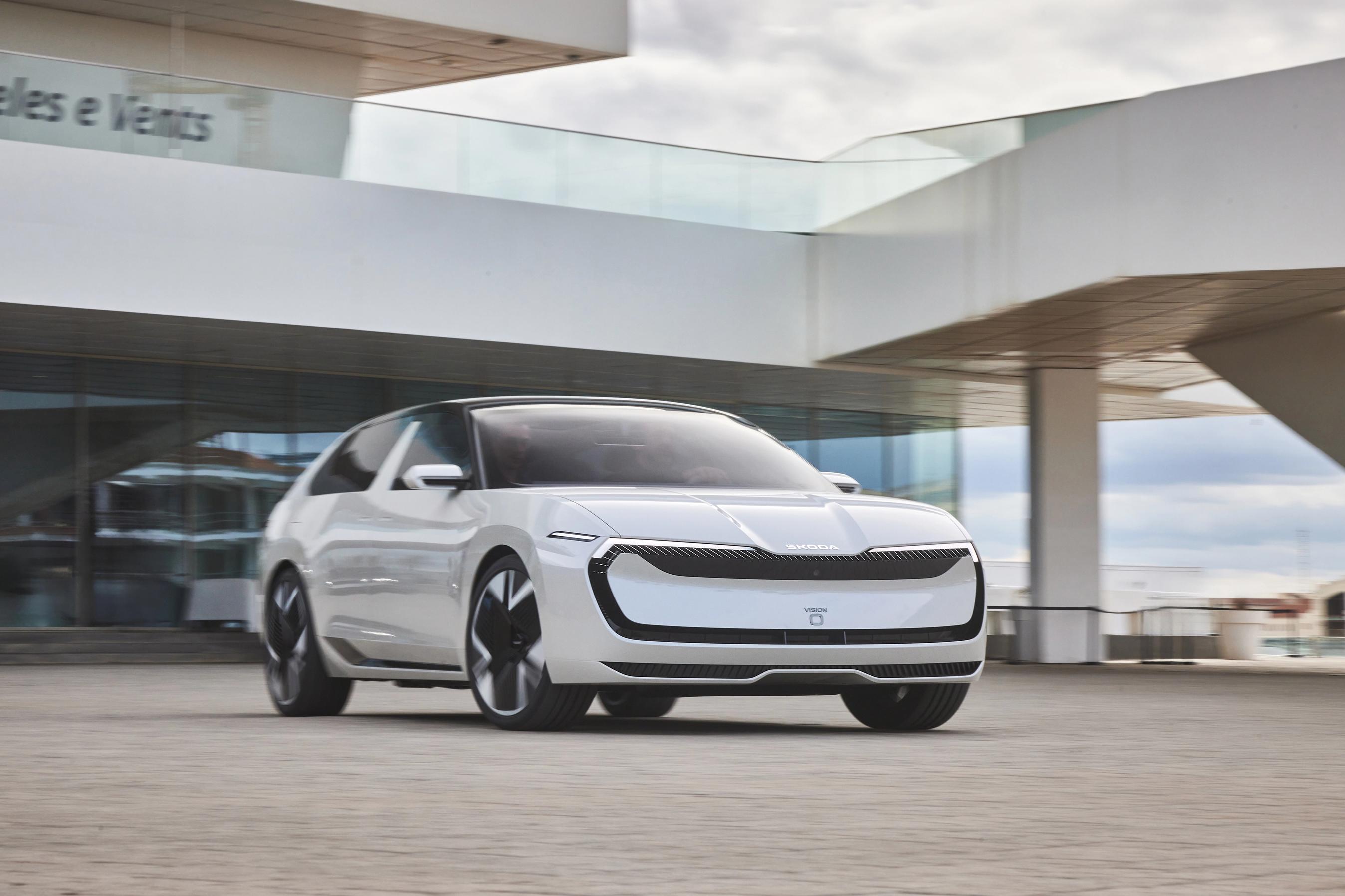 Skoda Vision O konceptbil set forfra kørende ved hvid bygning