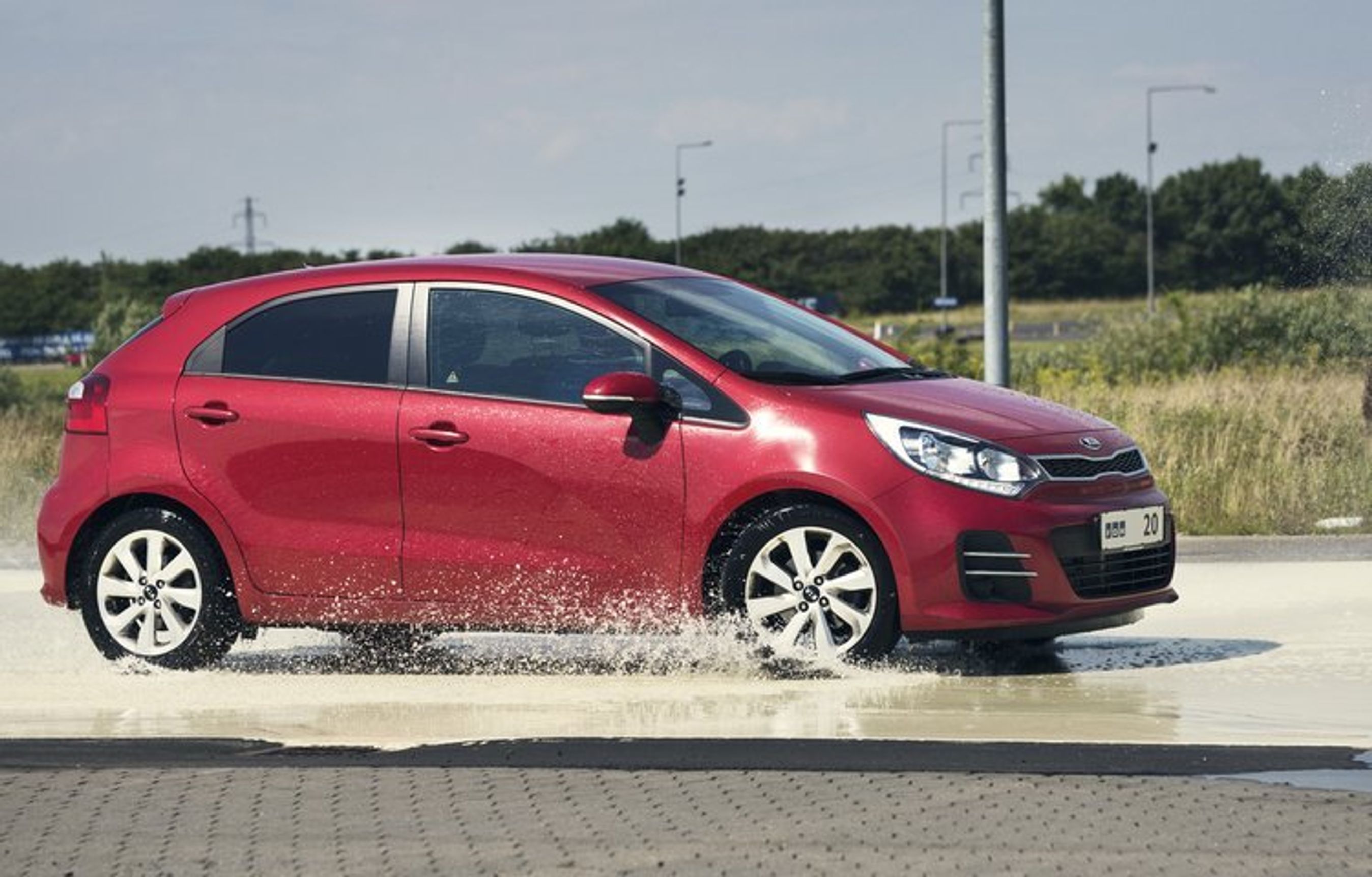 køreteknisk kursus rød bil på glatbane