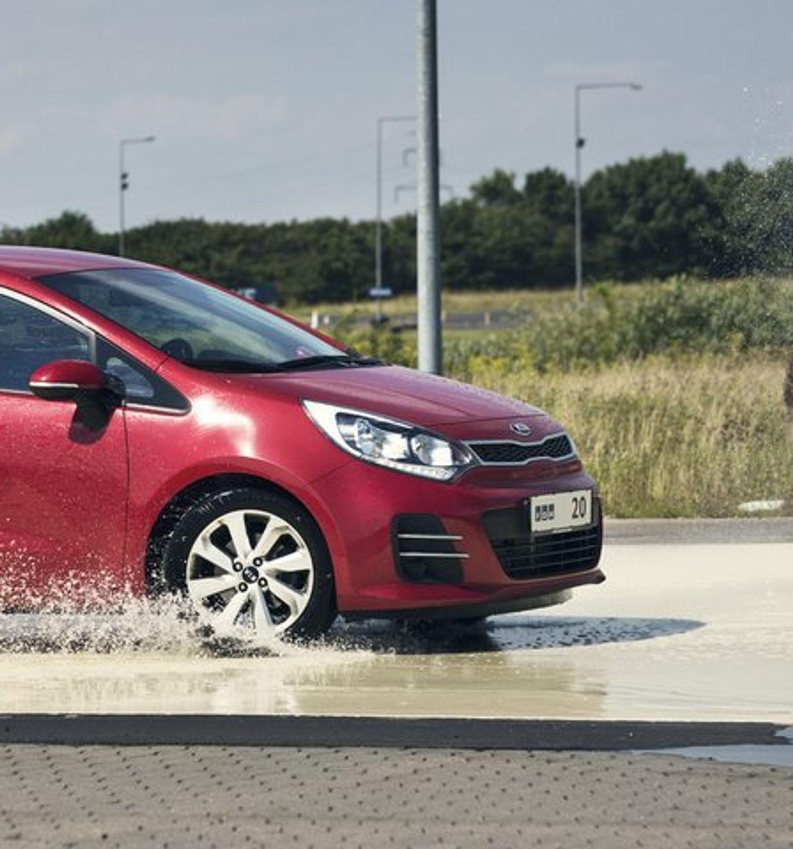 køreteknisk kursus rød bil på glatbane