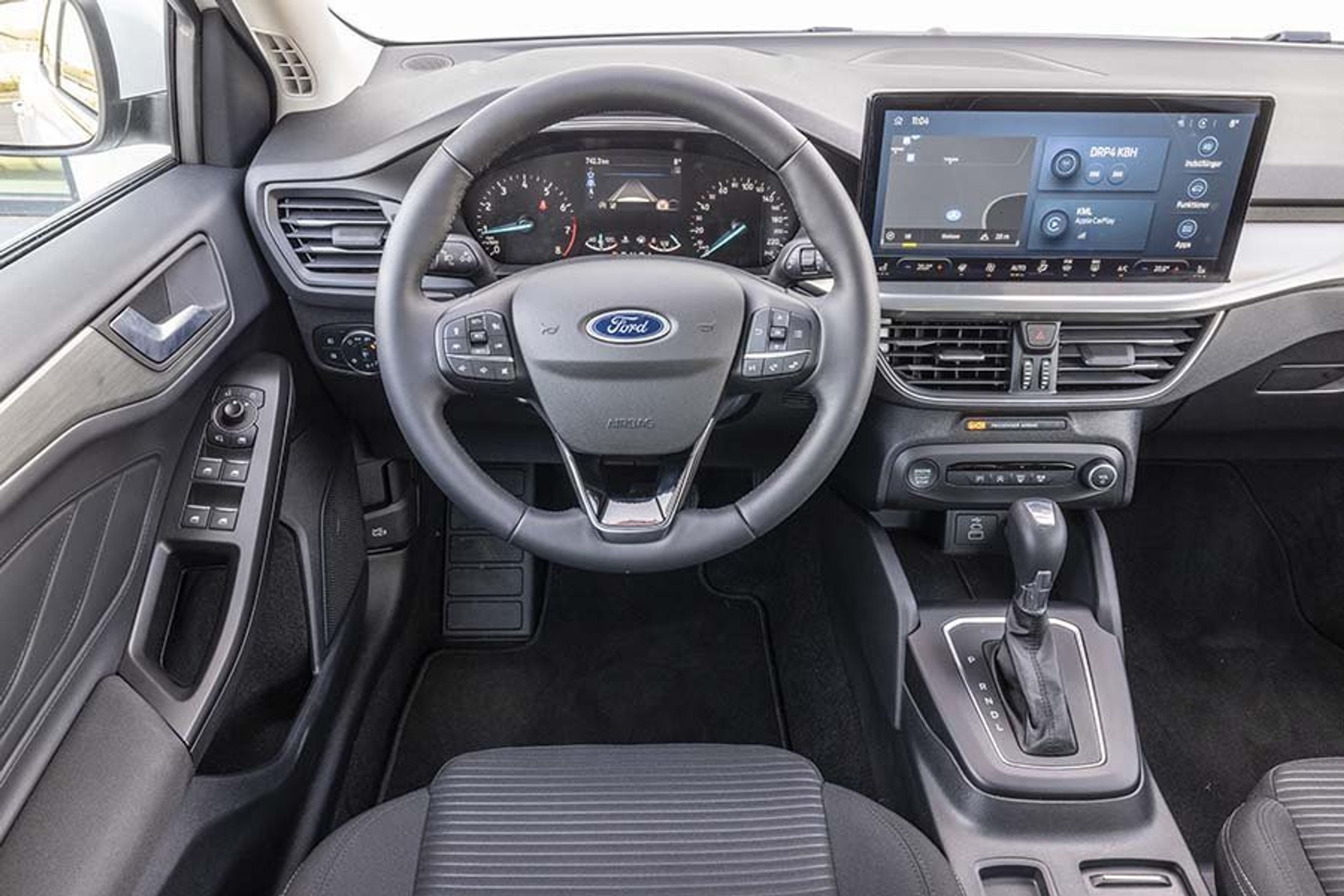 Førerpladsen er vellykket og bygget i udmærkede materialer.