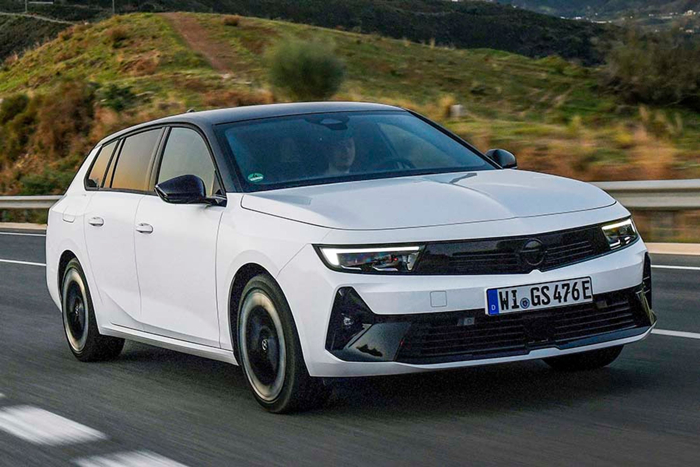 Du kan genkende GSe-versionerne på den sorte stribe mellem forlygterne og et par designdetaljer. Dog er motorhjelmen ikke sort, som man har set på nogle nyere Opel-modeller. 