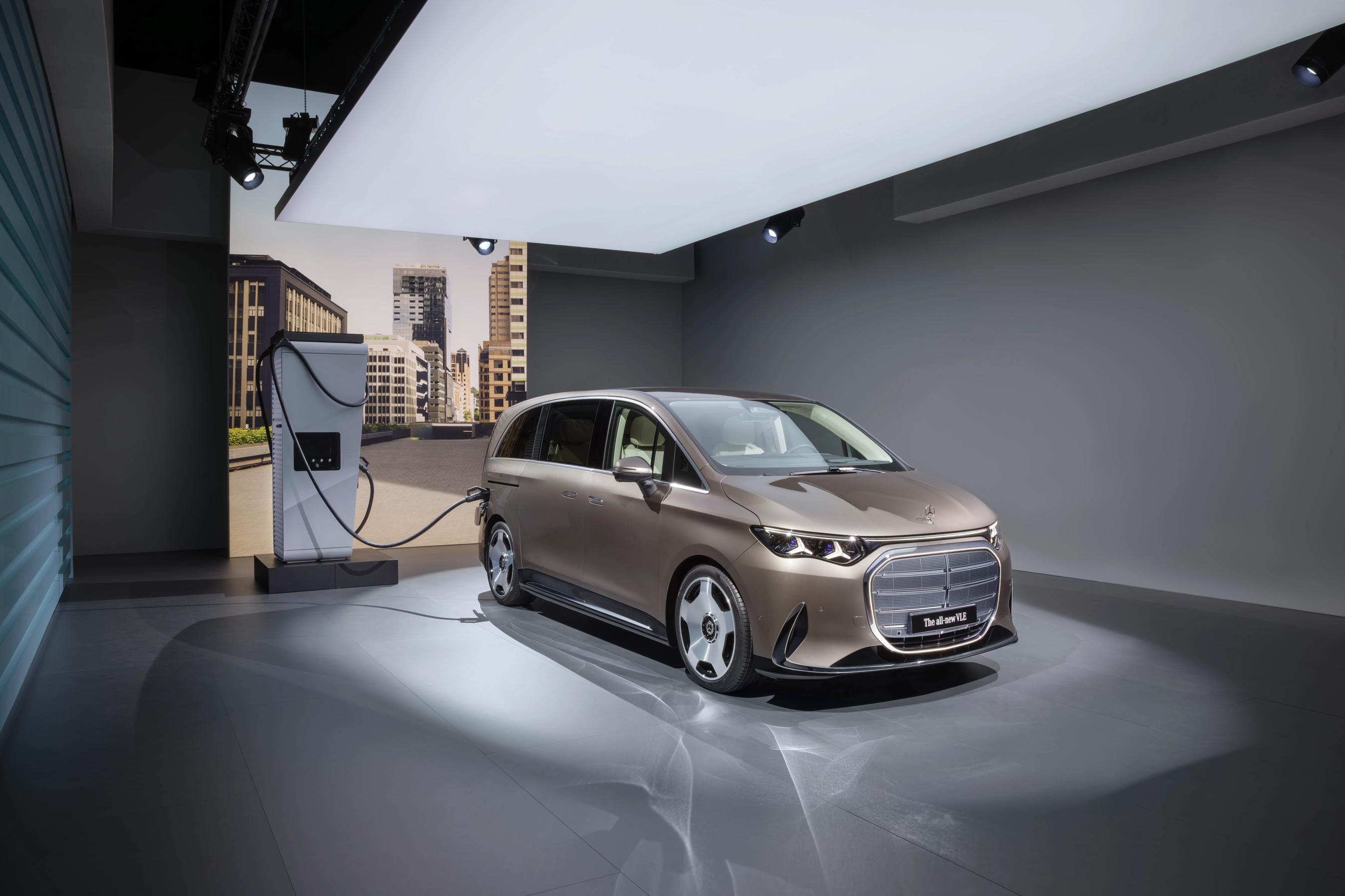 Mercedes-Benz VLE set skråt forfra, mens den lader ved ladeboks