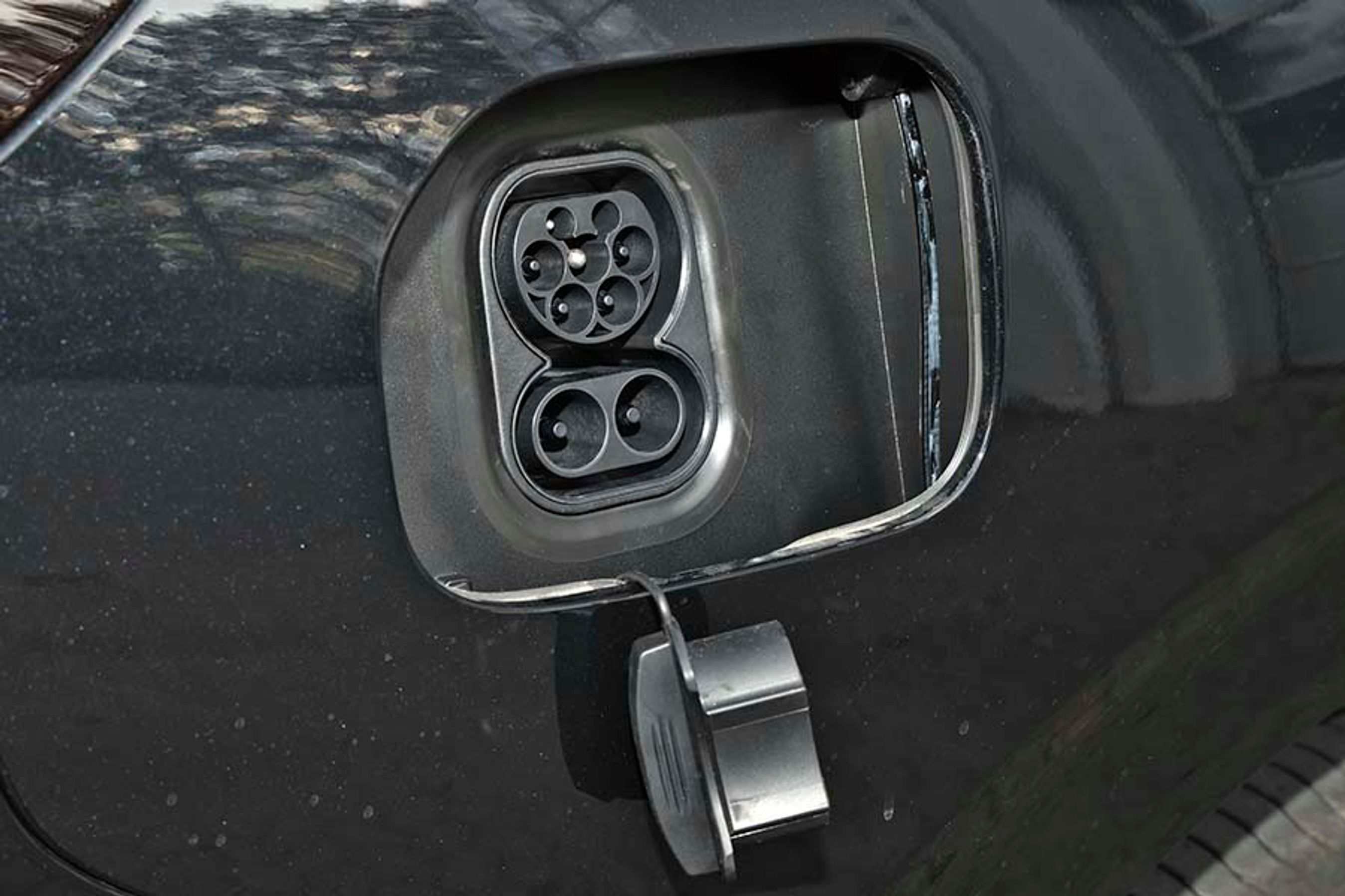 Xpeng har virkeligt åbnet op for lynladning. Vi oplevede kortvarigt i starten af opladningen, at effekten kom over 250 kW. Over 15 minutter fik den 49 kWh på svarende til 255 km på motorvej. Det er flot forøgelse af rækkevidden i forhold til bilens størrelse.