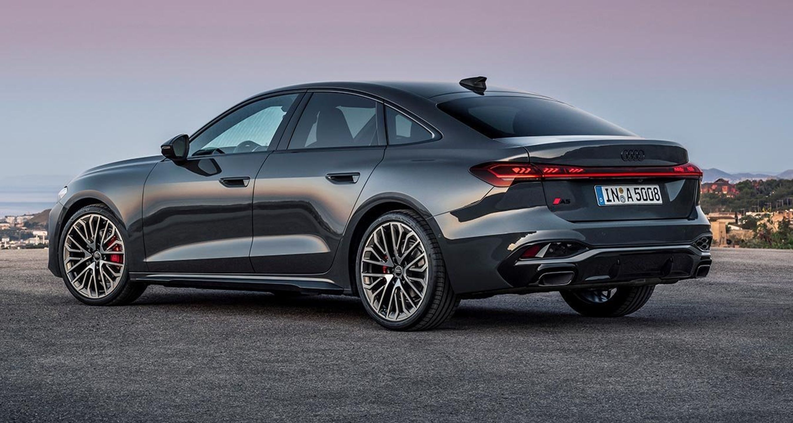 Audi A5 femdørs set skråt bagfra.